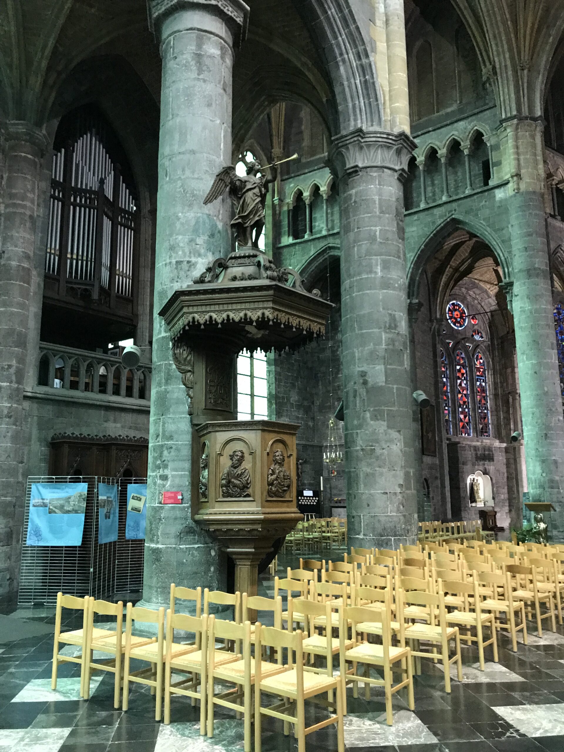 Ambona i organy w Collégiale Notre-Dame w Dinant Ambona, organy, filary i rzędy krzeseł we wnętrzu Collégiale Notre-Dame w Dinant.