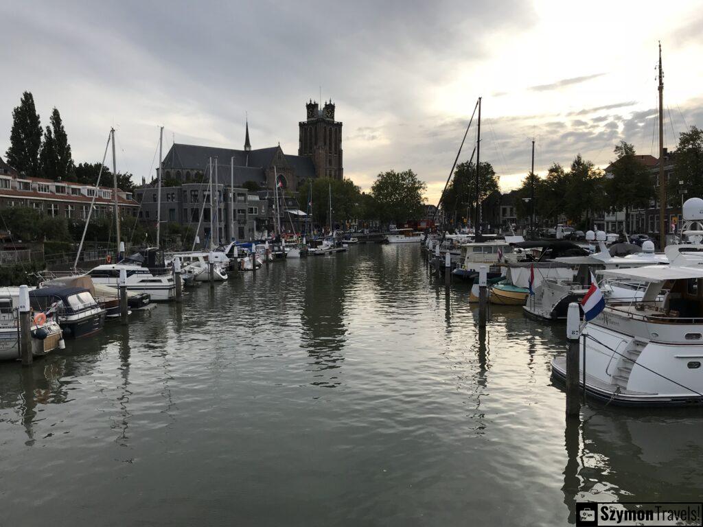 Kanał z łódkami w Dordrecht, Netherlands Kanał z łódkami w Dordrecht, Netherlands