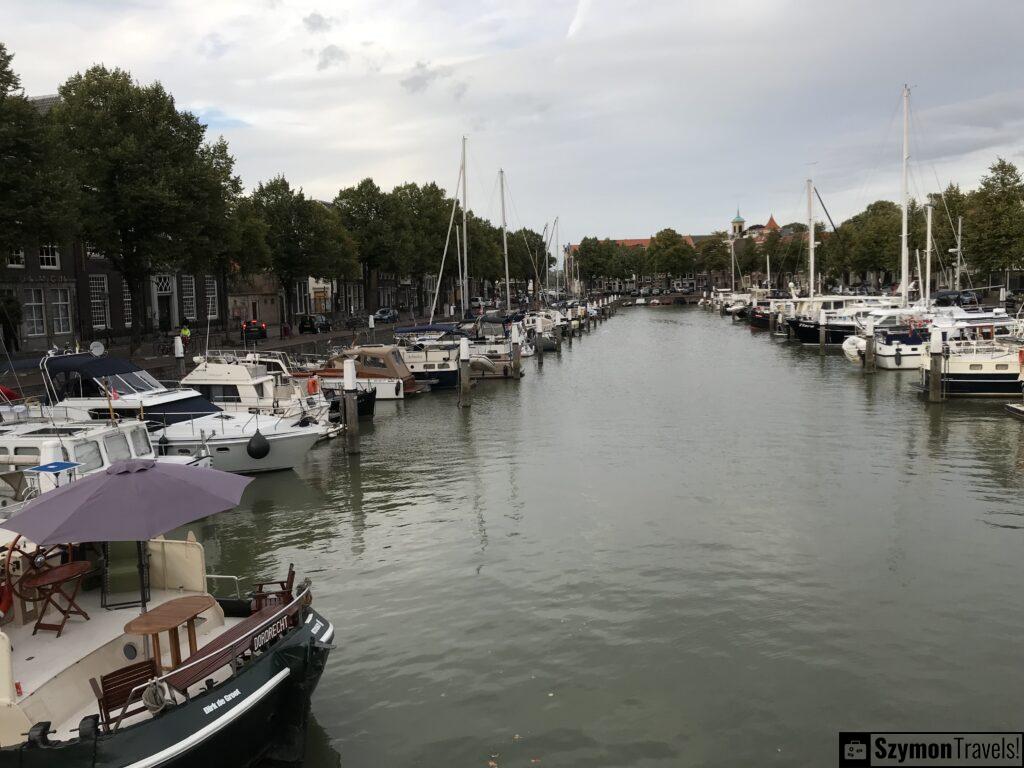 Kanał z statkami w Dordrecht, Netherlands Kanał z statkami w Dordrecht, Netherlands