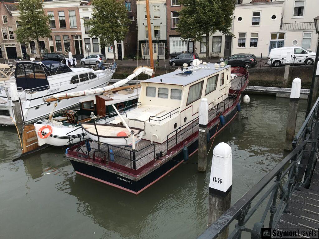 Klasyczny statek rzeczny w Dordrecht, Netherlands Klasyczny statek rzeczny w Dordrecht, Netherlands