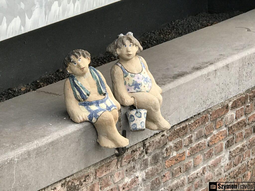 Zabawne rzeźby na gzymsie w Dordrecht, Netherlands Zabawne rzeźby na gzymsie w Dordrecht, Netherlands