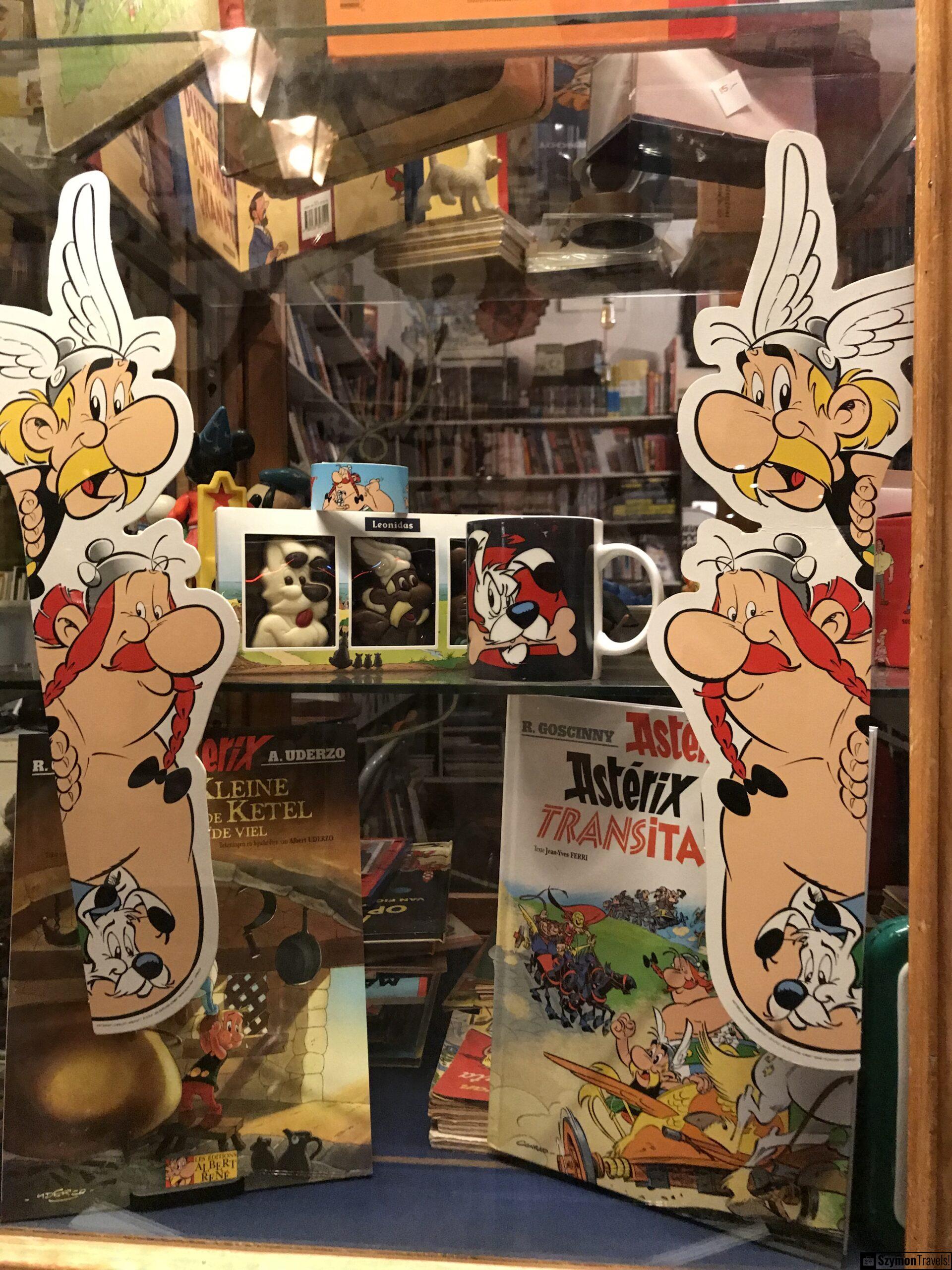 Asterix i Obelix w witrynie sklepu w Dordrecht Witryna sklepu w Dordrecht z postaciami Asteriksa, Obeliksa i Idefiksa oraz komiksami i kubkami z motywami z serii Asterix.