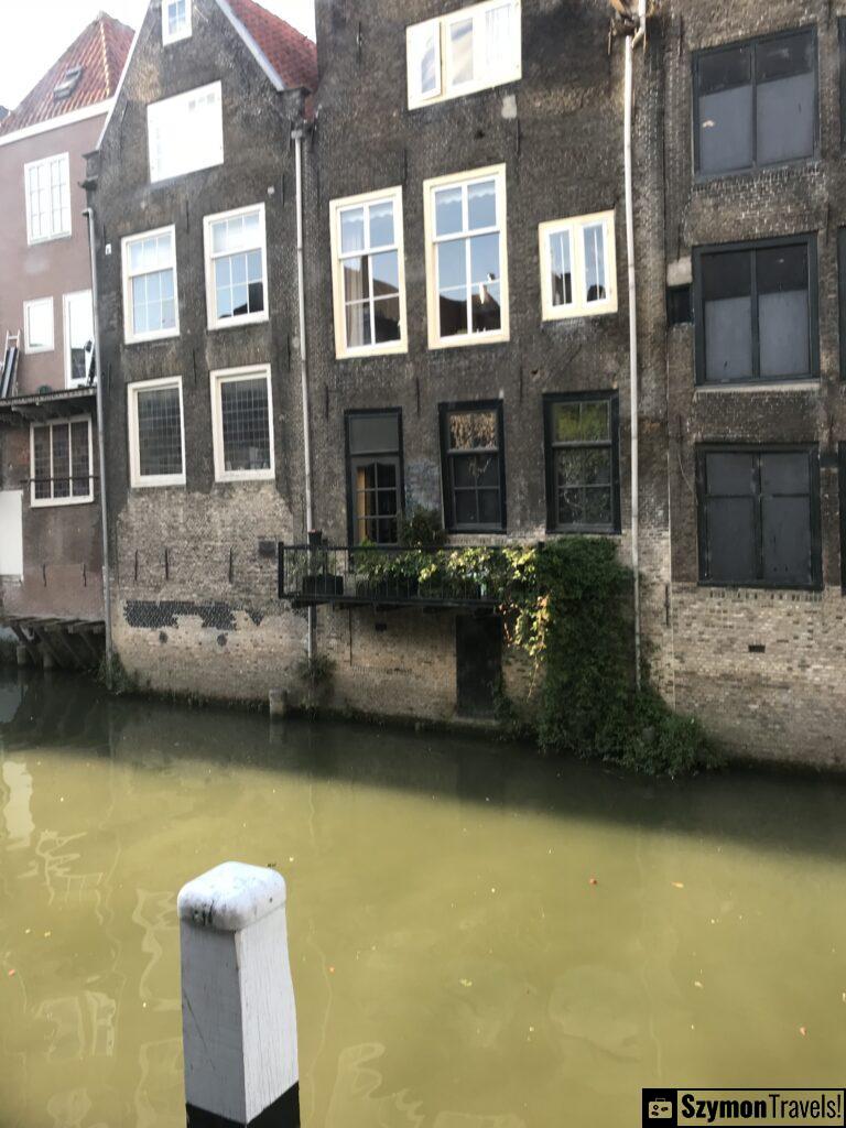 Widok na budynek w kanale w Dordrecht, Netherlands Widok na budynek w kanale w Dordrecht, Netherlands