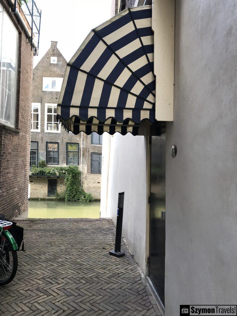 Widok na budynek w kanale w Dordrecht, Netherlands Widok na budynek w kanale w Dordrecht, Netherlands