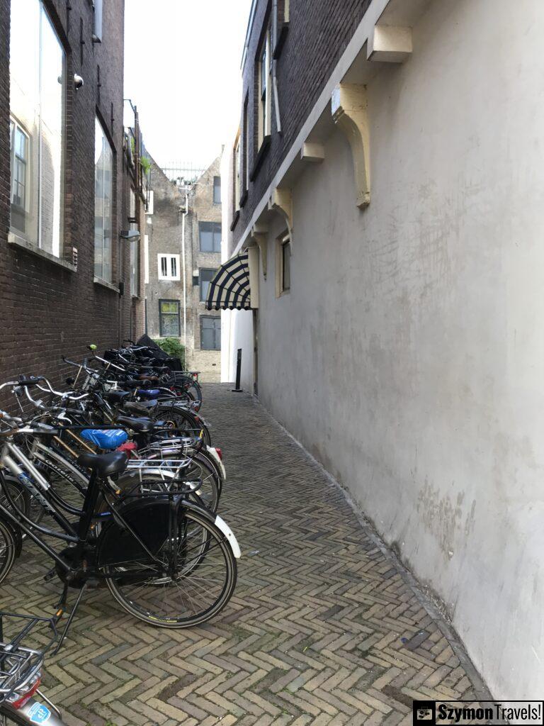 Widok na uliczkę z rowerami Dordrecht, Netherlands Widok na uliczkę z rowerami Dordrecht, Netherlands