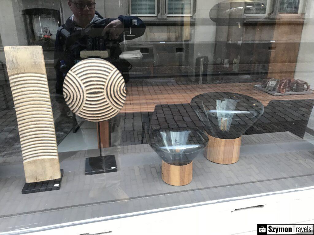 Widok witrynę sklepu na ulicę w Dordrecht, Netherlands Widok witrynę sklepu na ulicę w Dordrecht, Netherlands