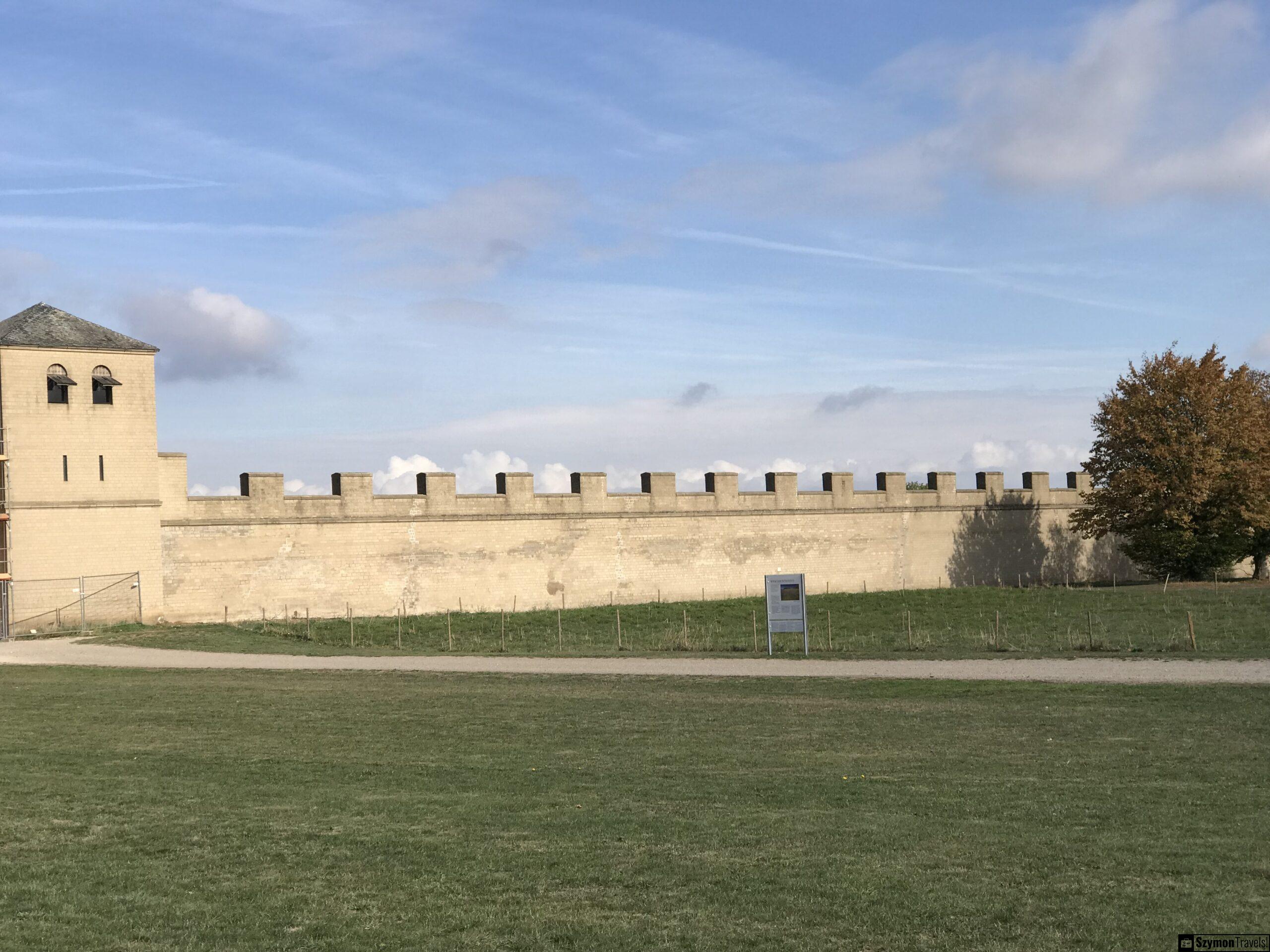 Zrekonstruowany mur Colonia Ulpia Traiana w Xanten Zrekonstruowany mur miejski Colonia Ulpia Traiana w APX Xanten z wieżą i krenelażem
