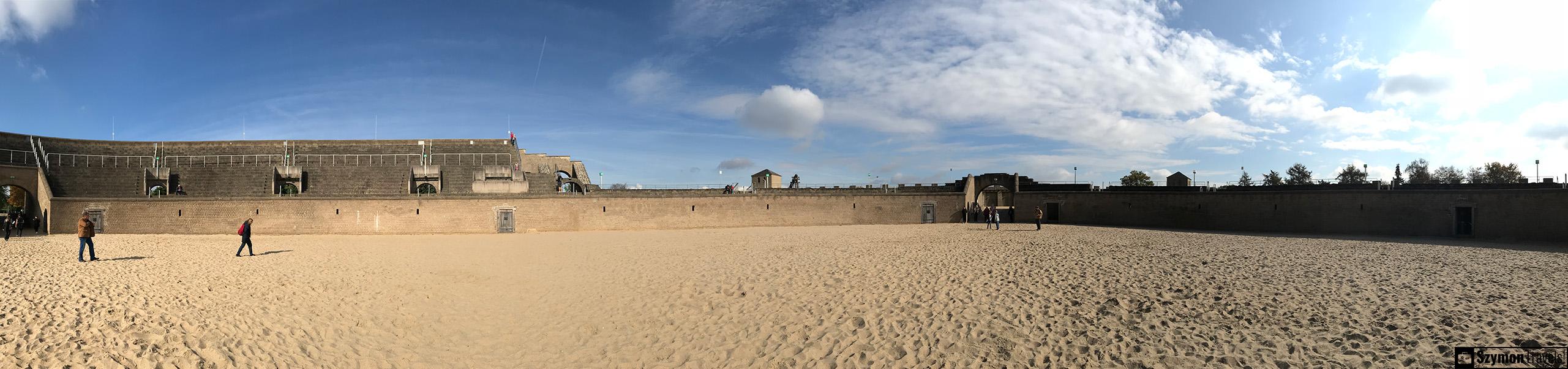 Amfiteatr rzymski w Colonia Ulpia Traiana w Xanten Panorama zrekonstruowanego amfiteatru w Colonia Ulpia Traiana w Xanten z piaszczystą areną i trybunami