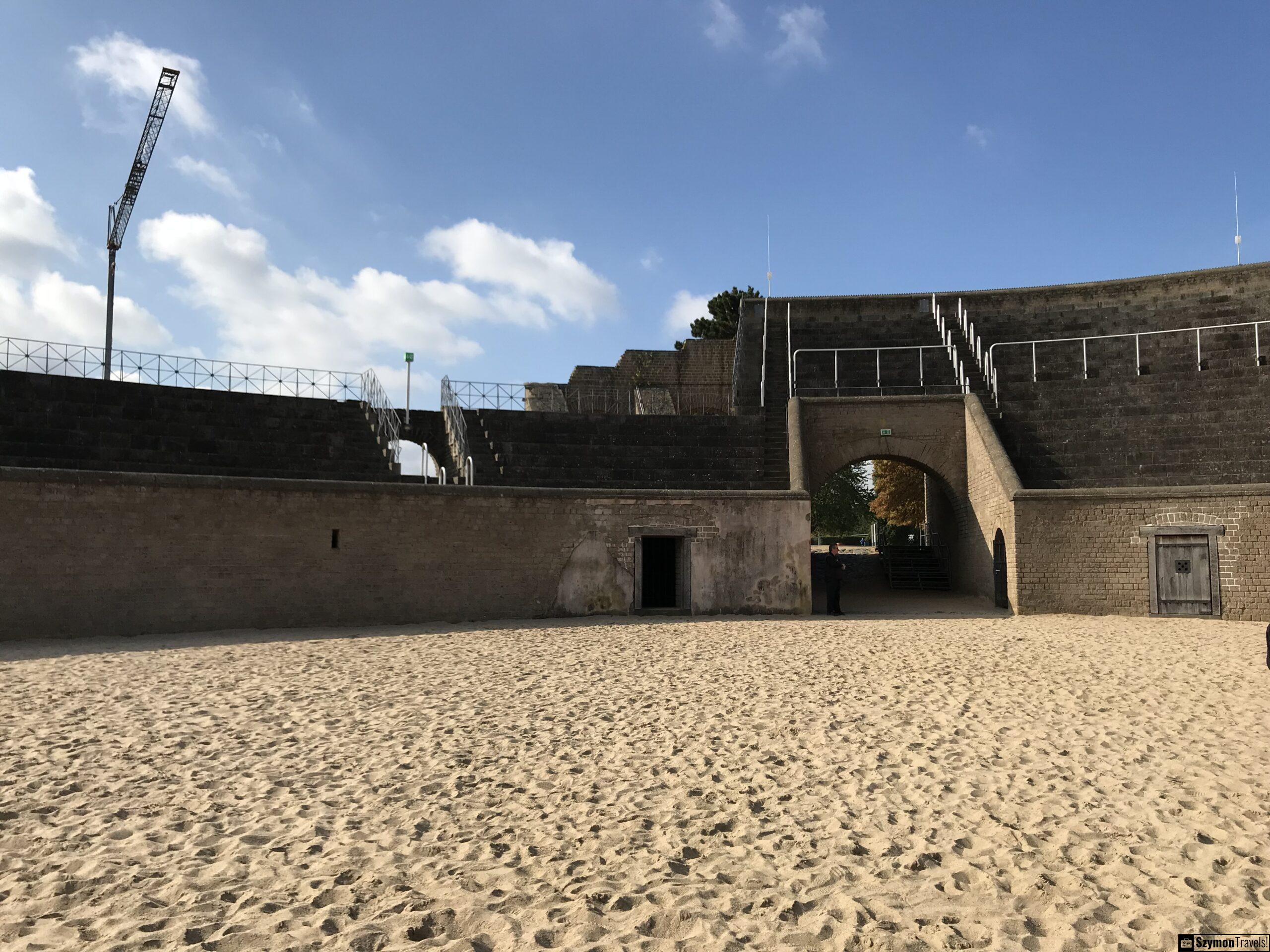Wnętrze amfiteatru w APX Xanten Wnętrze amfiteatru w Xanten z piaskiem areny, bramą i przejściami pod trybunami
