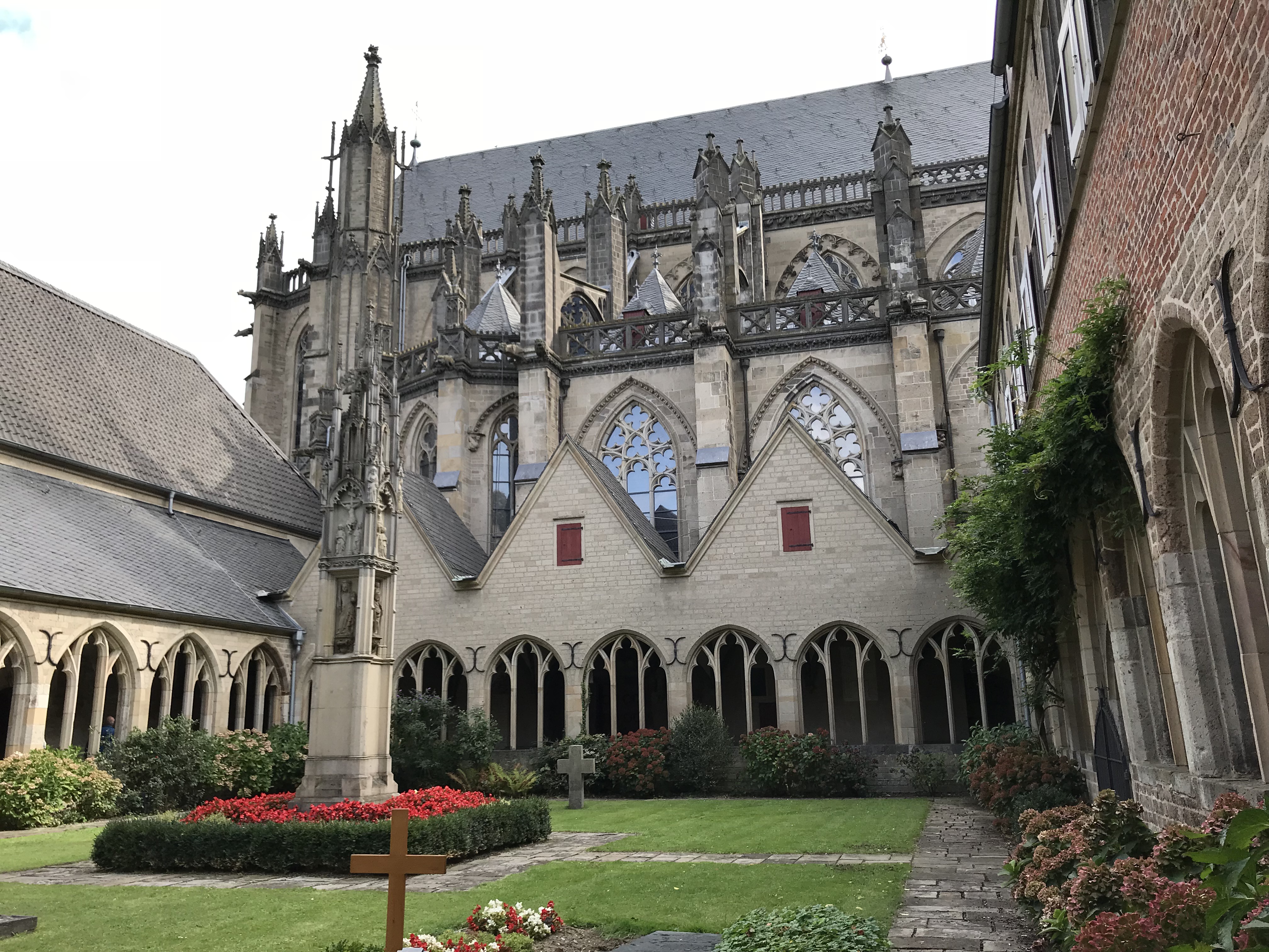 Dziedziniec przy katedrze św. Wiktora w Xanten z gotycką architekturą, krużgankami i zielenią
