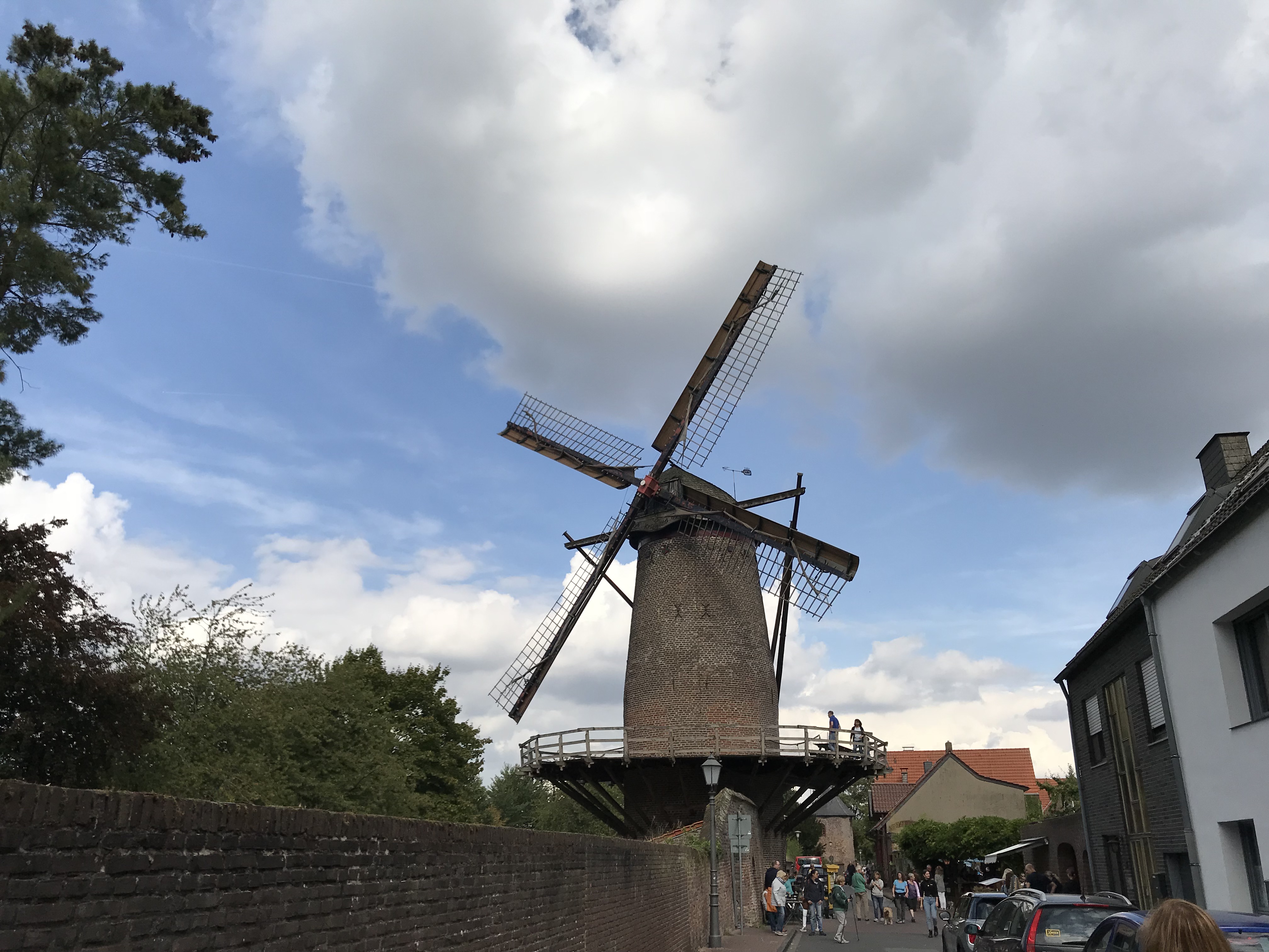 Kriemhildmühle w Xanten, zabytkowy ceglany wiatrak przy ulicy i dawnych murach