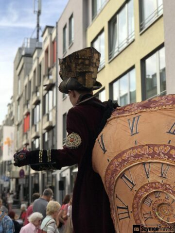 Postać z tyłu karnawału ulicznego w Düsseldorf