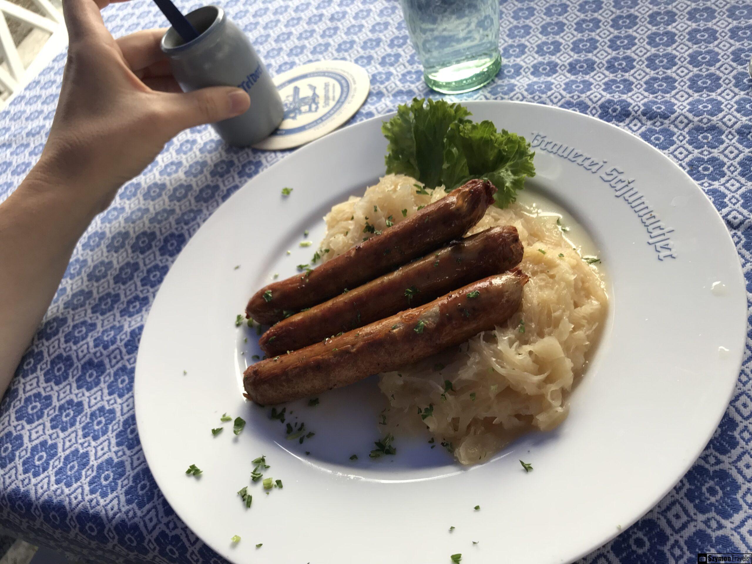 Rostbratwürstchen z kapustą w Brauerei Schumacher Trzy kiełbaski Rostbratwürstchen na kiszonej kapuście w Brauerei Schumacher w Düsseldorfie