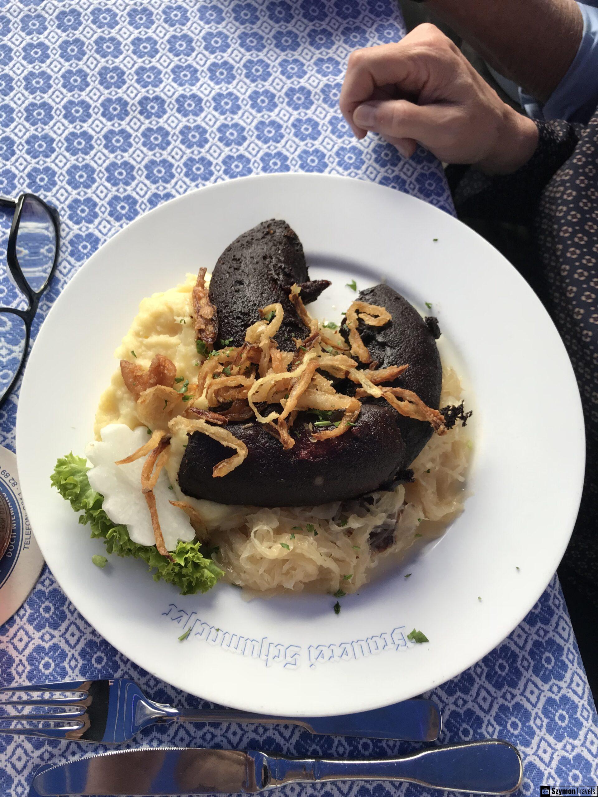 Flönz w Brauerei Schumacher w Düsseldorfie Düsseldorfer Blutwurst Flönz z cebulą, kiszoną kapustą i puree ziemniaczanym w Brauerei Schumacher