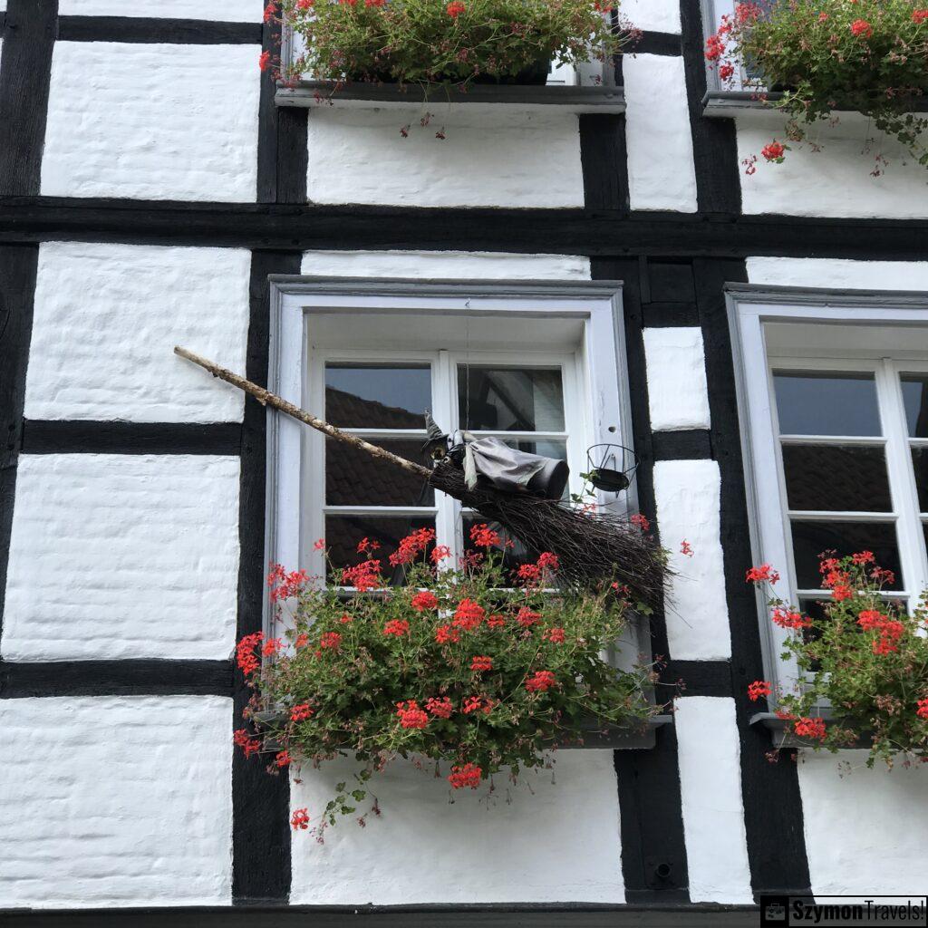 Czarownica na miotle na starym budynku w Hattingen Czarownica na miotle na starym budynku w Hattingen