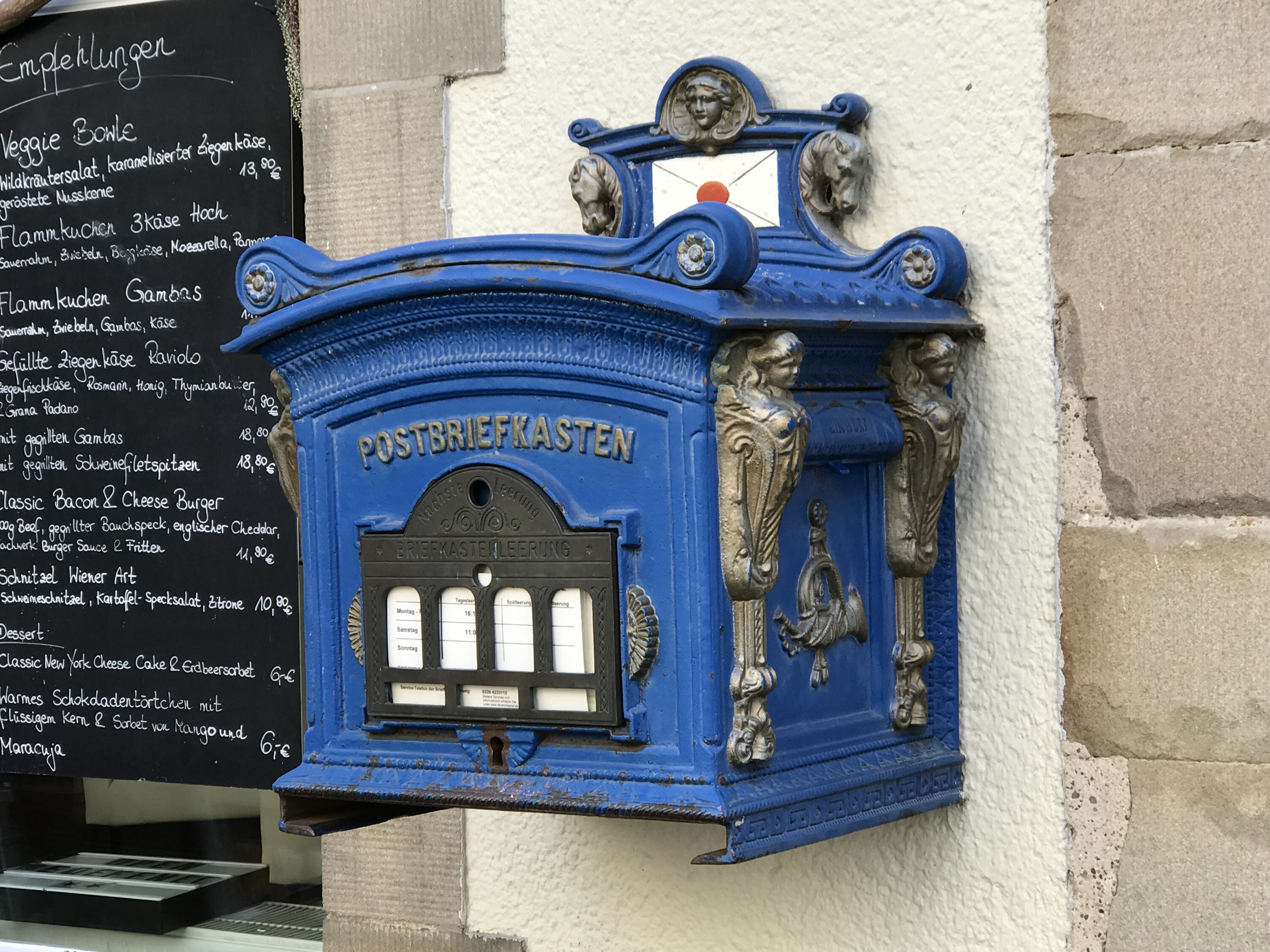 Niebieska skrzynka pocztowa w Hattingen Niebieska zabytkowa skrzynka pocztowa na ścianie budynku w Hattingen