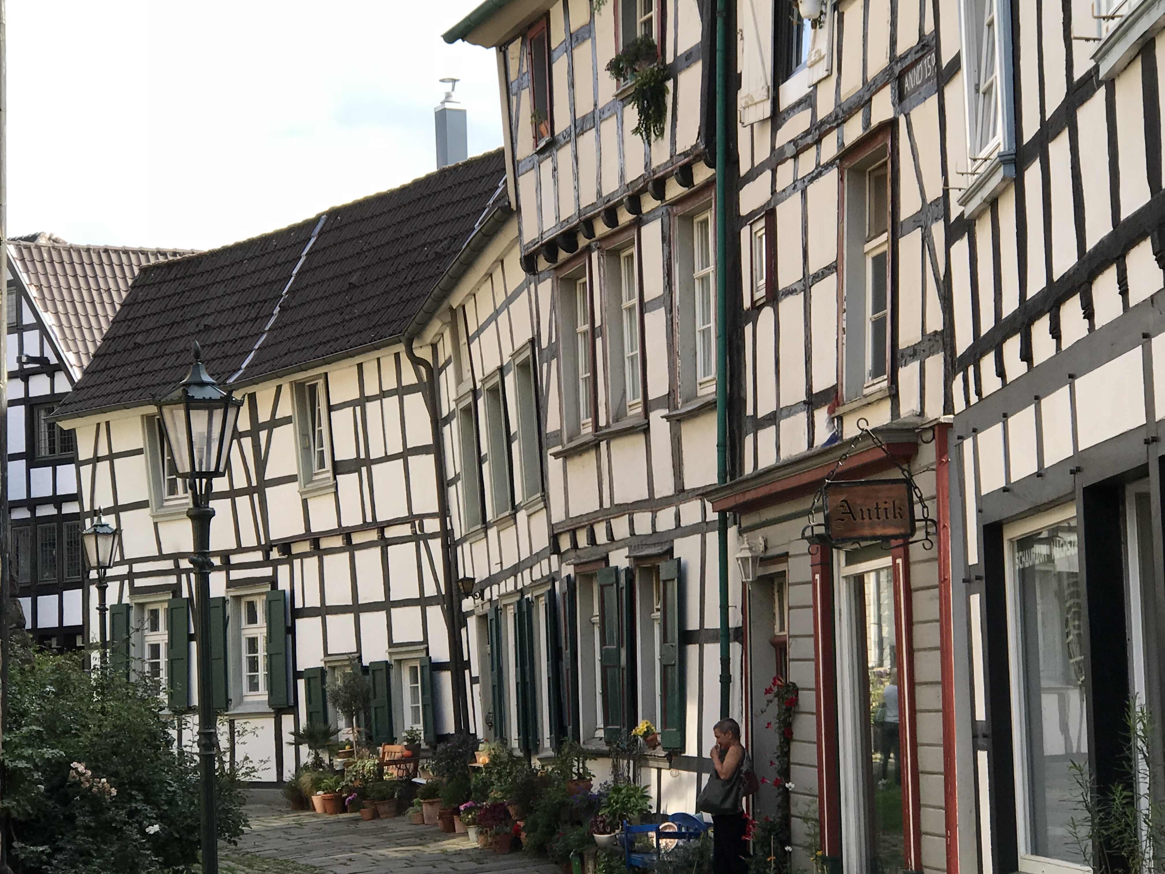 Szachulcowe stare miasto w Hattingen Szachulcowe domy przy brukowanej uliczce starego miasta w Hattingen