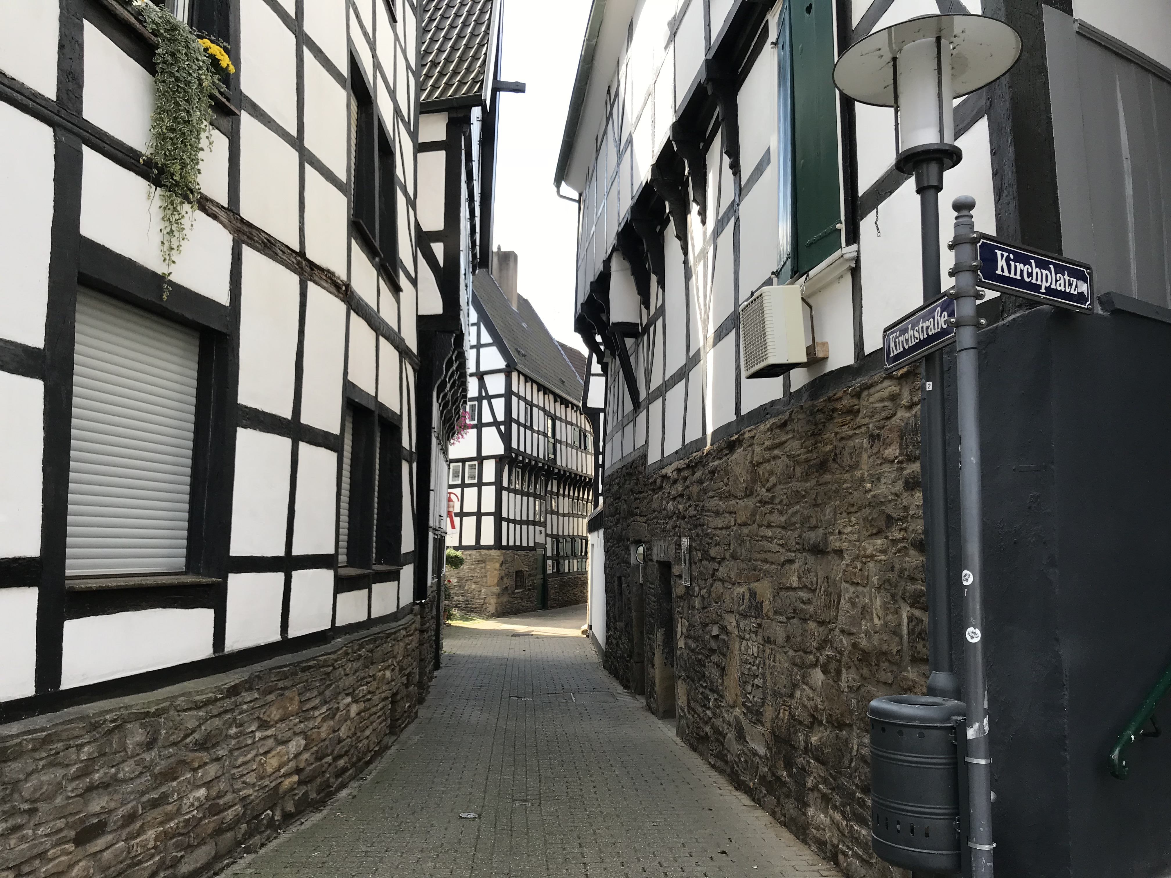 Kirchstraße przy Kirchplatz w Hattingen Wąska uliczka Kirchstraße przy Kirchplatz w starym mieście Hattingen