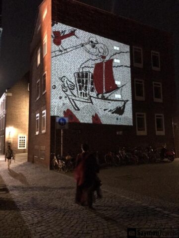 Ulica nocą z projekcją w Düsseldorf