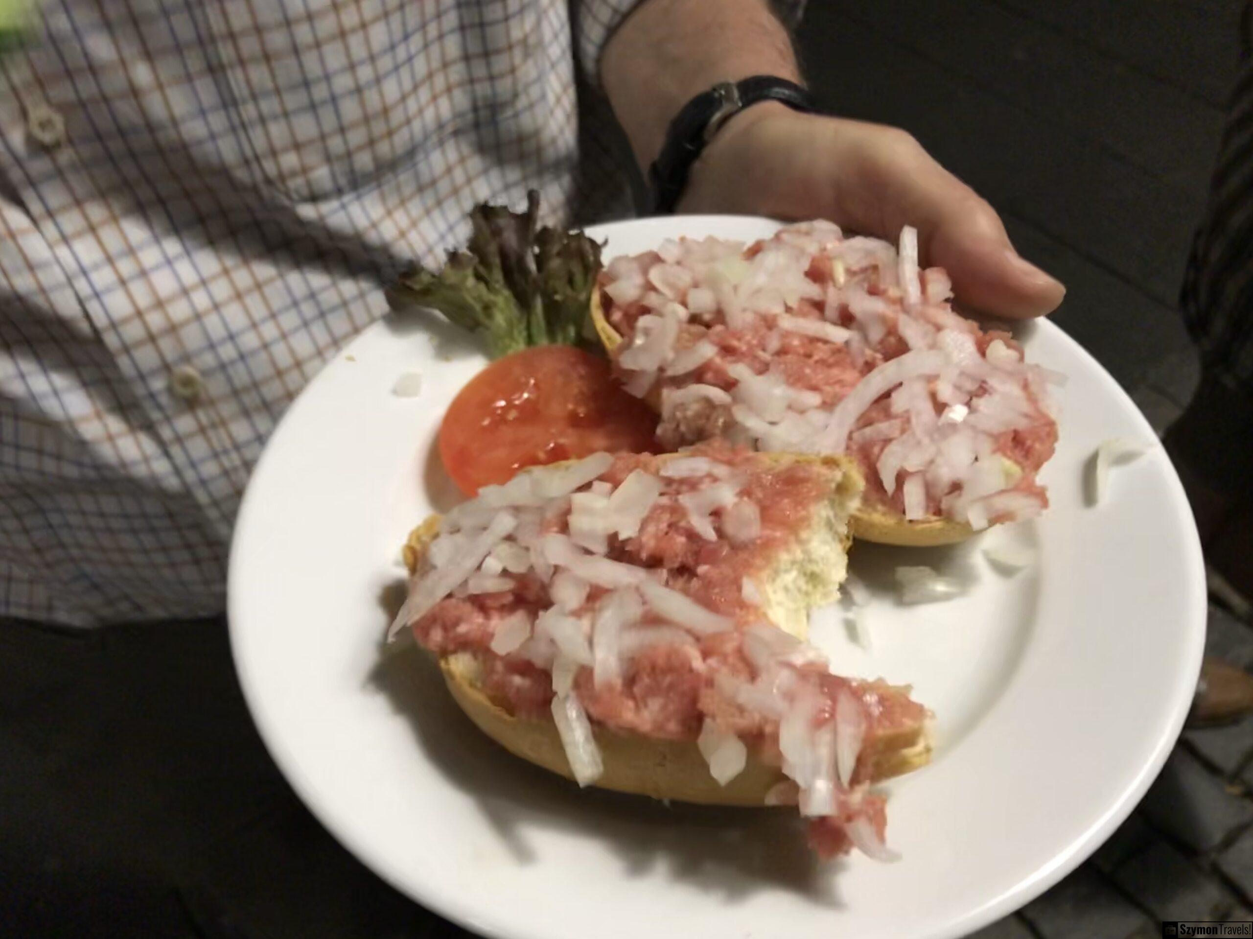 Schweinemett z cebulą na Röggelchen Röggelchen ze Schweinemett i cebulą podane na talerzu w Düsseldorfie