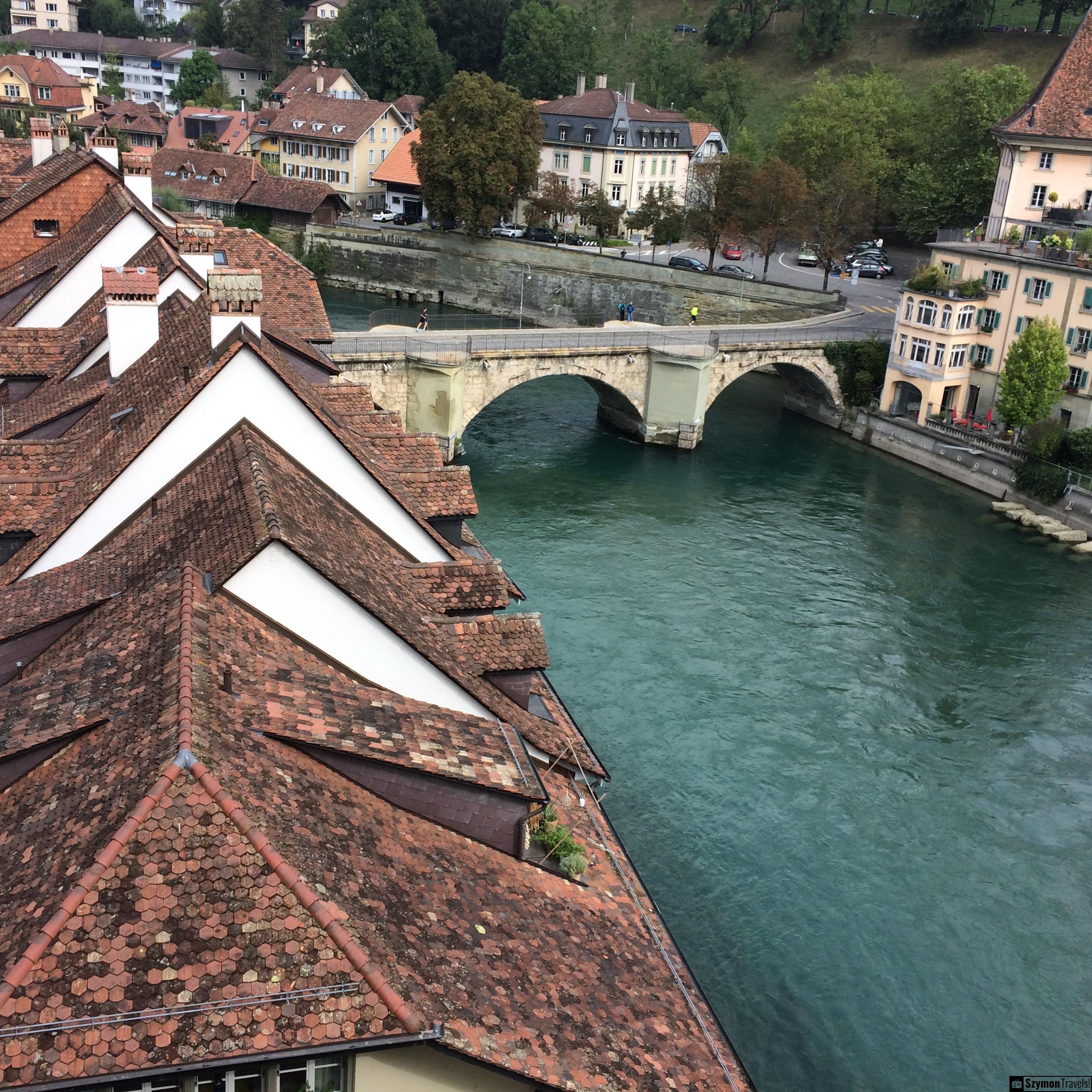 Untertorbrücke nad rzeką Aare w Bernie, widziany z góry z dachami starego miasta i zielonkawą wodą.
