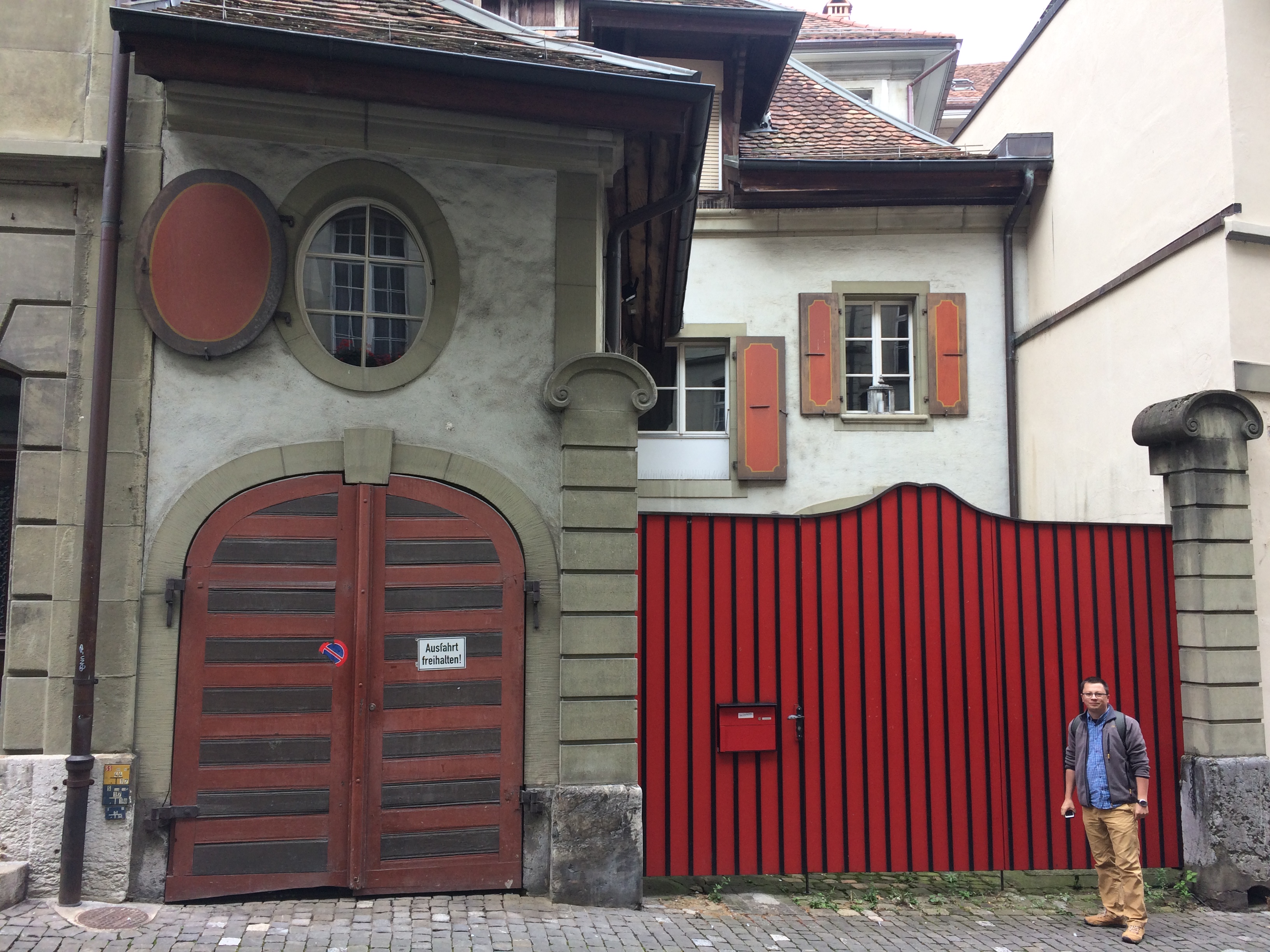 Kadr ze spaceru po historycznej części szwajcarskiego miasta, zachowany z oryginalnej galerii podróżniczej.
