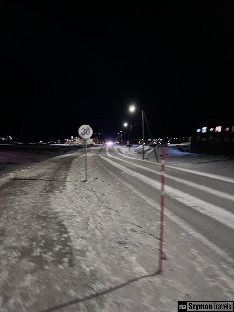 10:35 rano podczas Nocy Polarnej w Longyearbyen