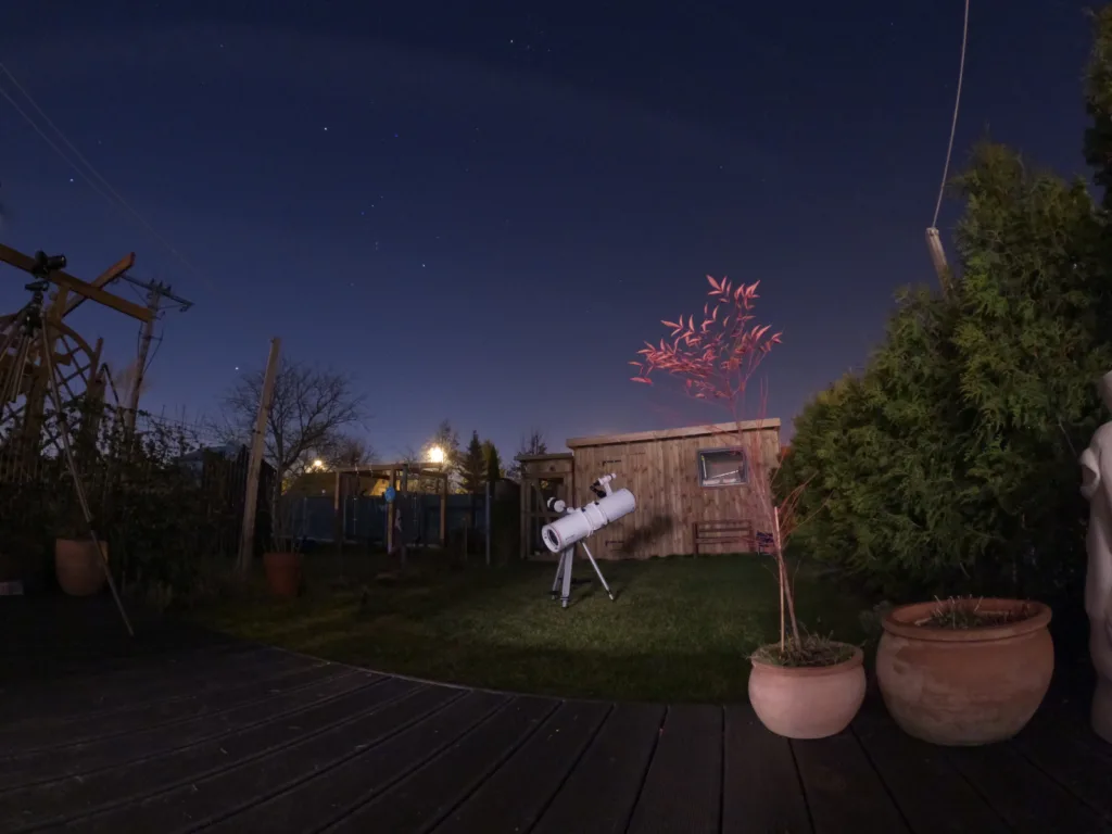 Teleskop Bresser NT-203 w seneri ogrodu