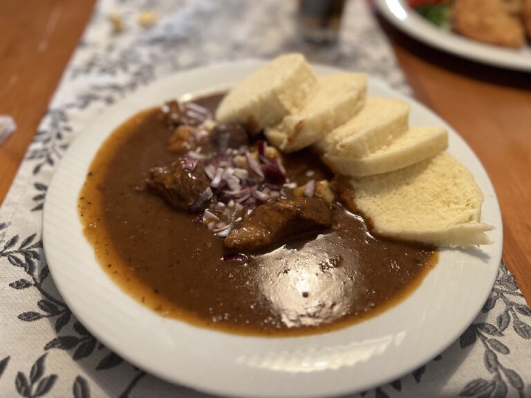 Gdzie zjeść w Náchodzie? Restaurace U Slovana – czeski gulasz, knedliki, łosoś i rodzinny obiad blisko zamku