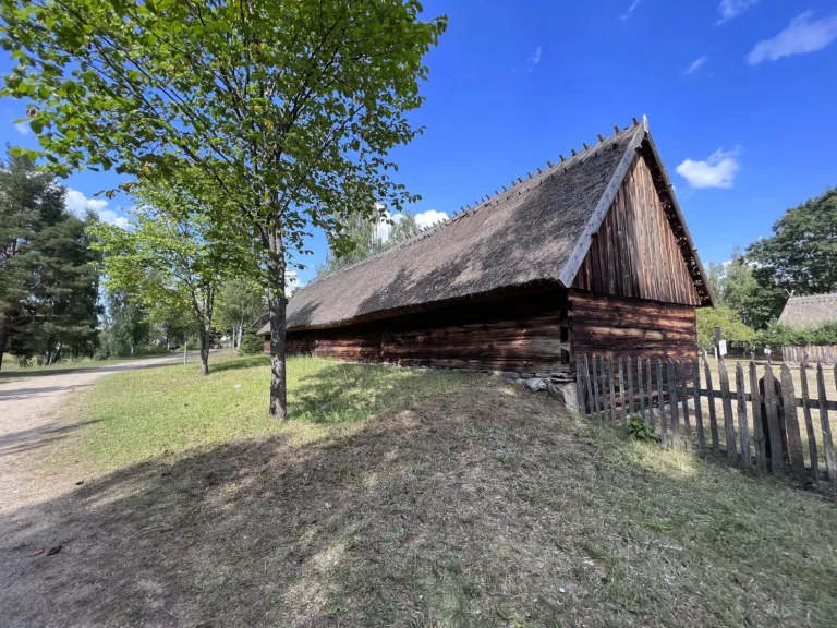 Kaszubski Park Etnograficzny we Wdzydzach – najstarszy skansen w Polsce, drewniane chałupy, wiatraki i kaszubskie ruchanki