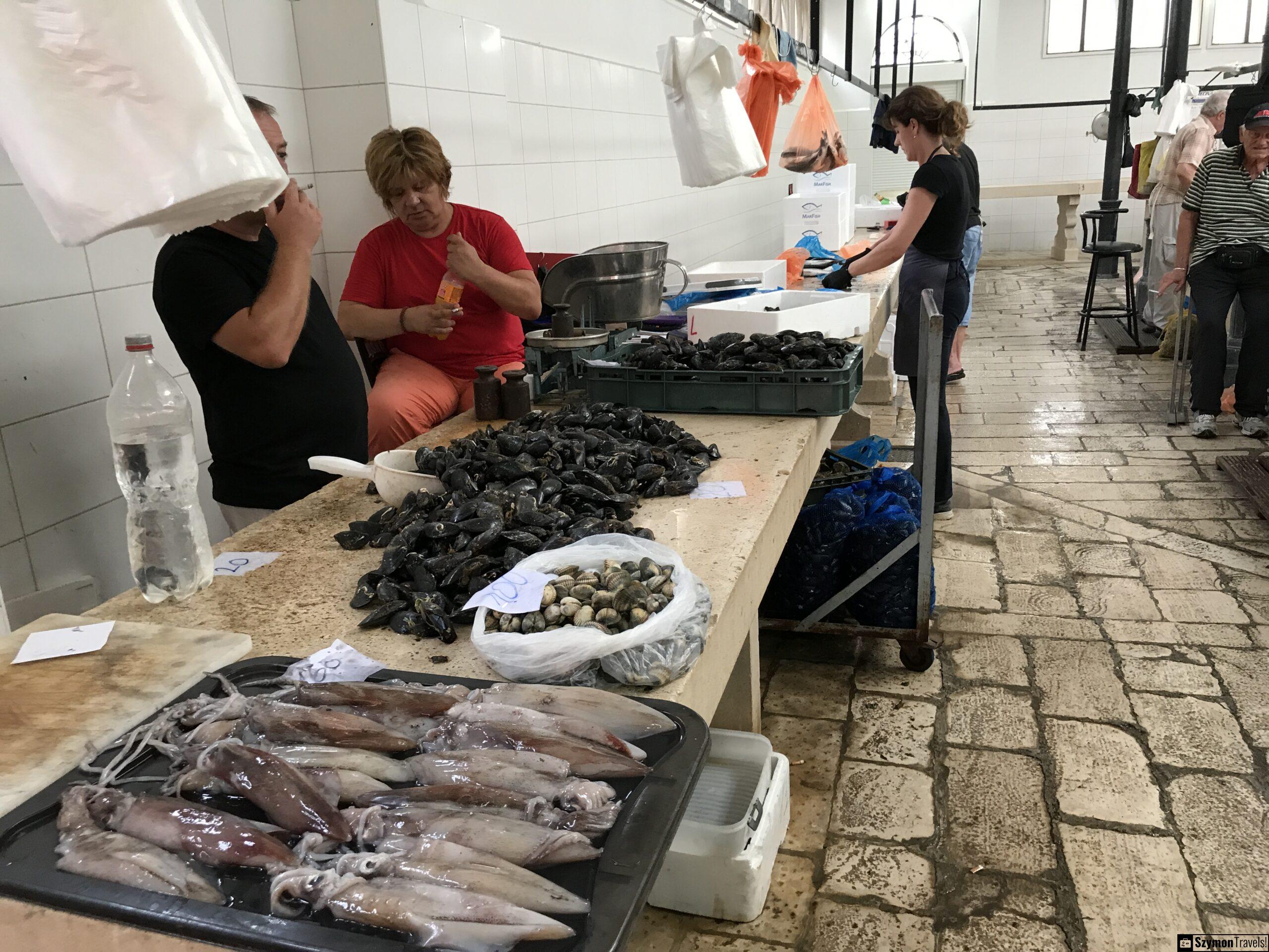 Kałamarnice i małże na targu rybnym w Splicie Kałamarnice, małże i inne owoce morza na targu rybnym w Splicie, ułożone na kamiennej ladzie.