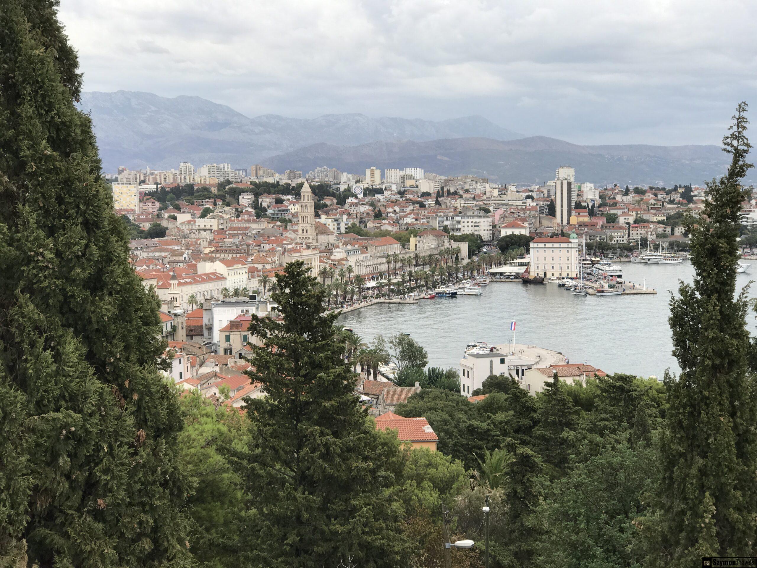 Widok z Marjanu na Split, port i stare miasto Panorama Splitu z Marjanu z widokiem na stare miasto, dzwonnicę katedry św. Duje, Rivę, port, zatokę i góry w tle.