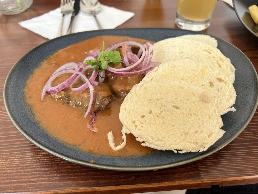 Guláš podawany z knedlíkiem