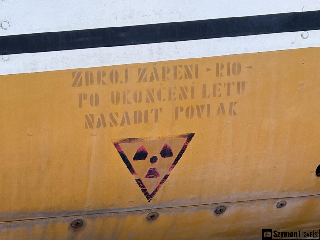 Areo L-29 Delfin źródło promieniowania, umieszczone na okładce po zakończeniu lotu