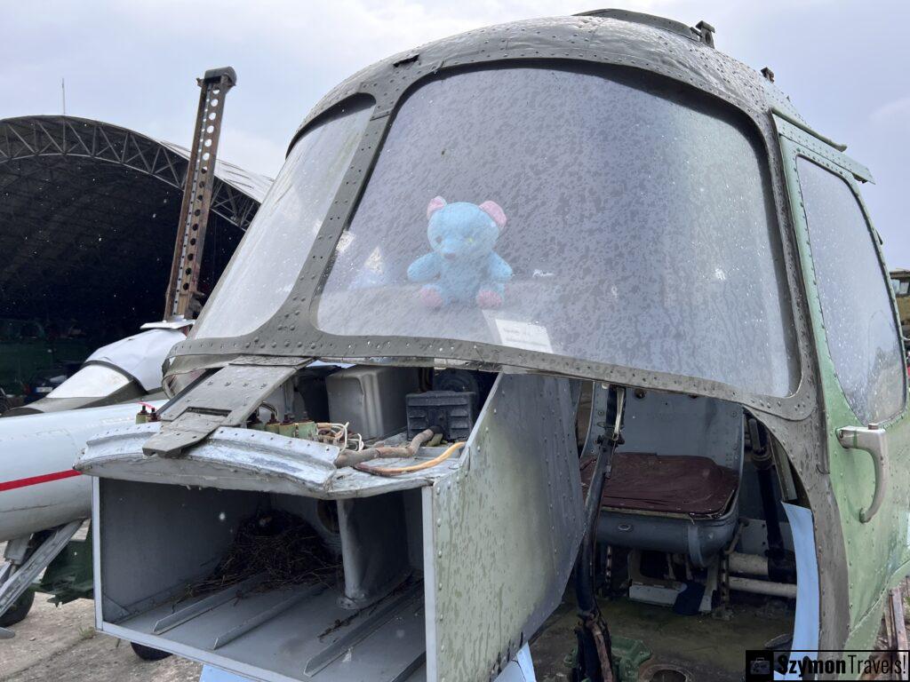 zabawny facet muzeum lotnictwa