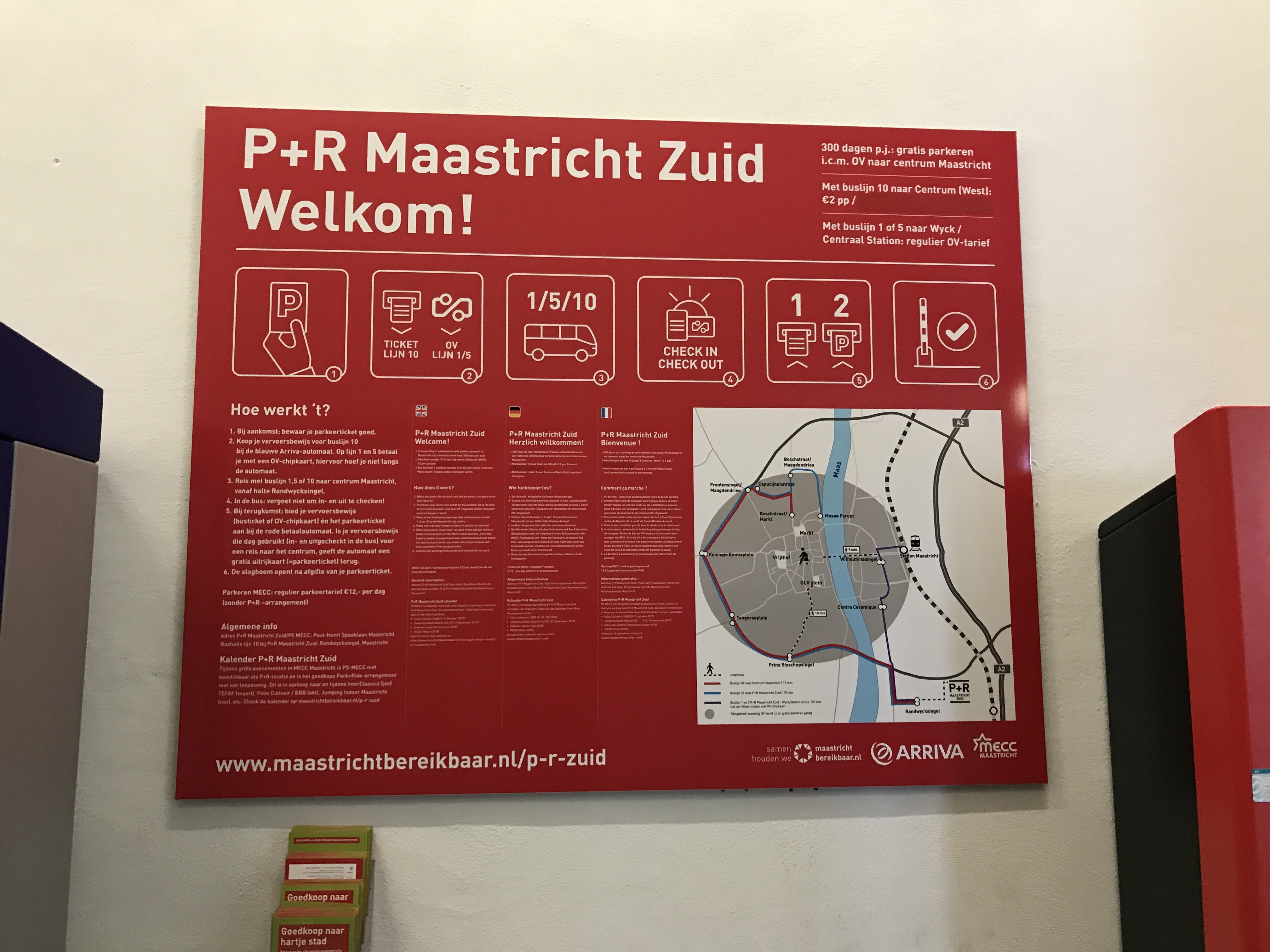 Czerwona tablica informacyjna P+R Maastricht Zuid z mapą i instrukcjami korzystania z parkingu oraz komunikacji do centrum miasta.