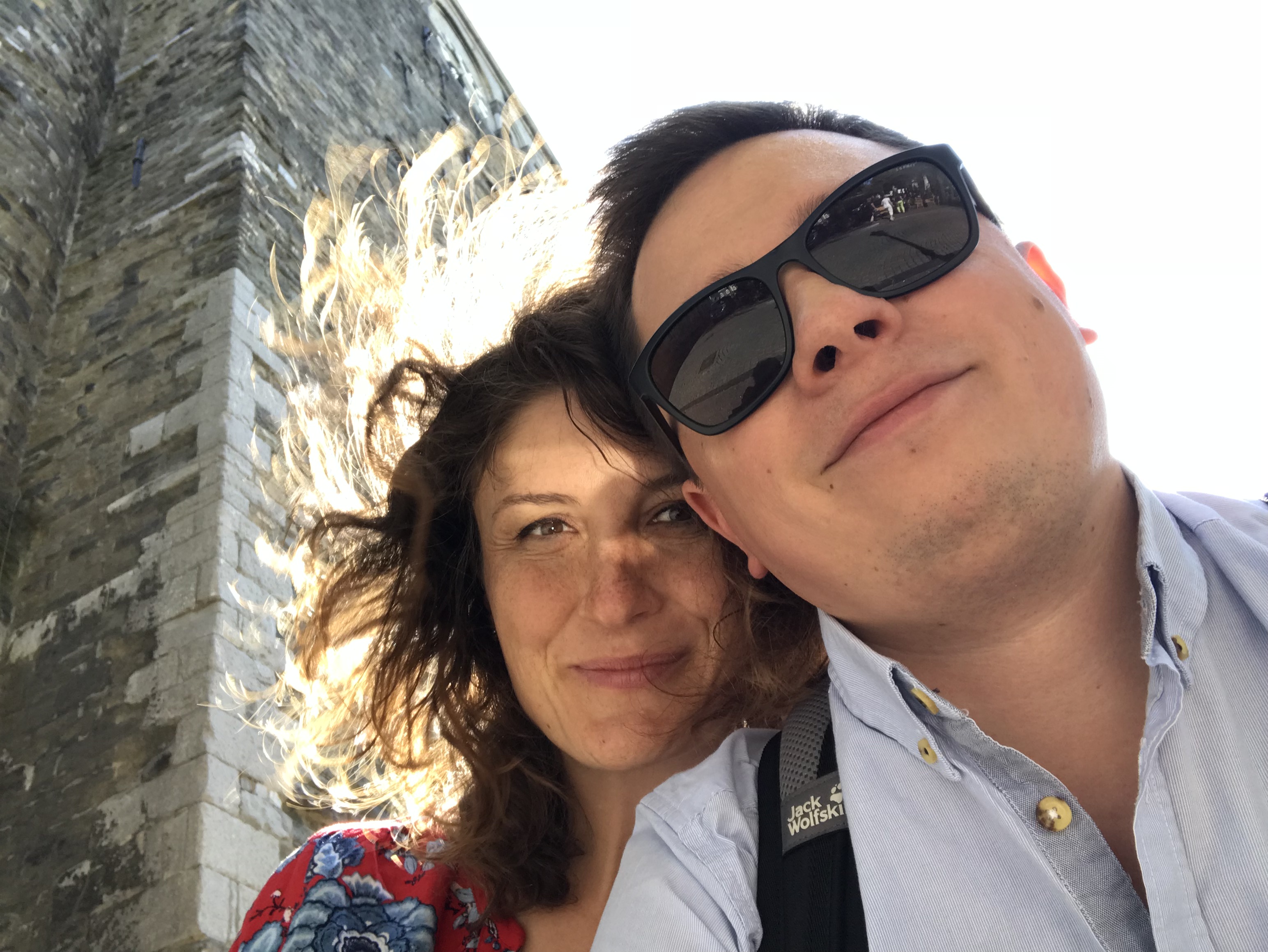 Ania i Szymon w Maastricht, sfotografowani blisko kamiennej ściany starej zabudowy miasta.