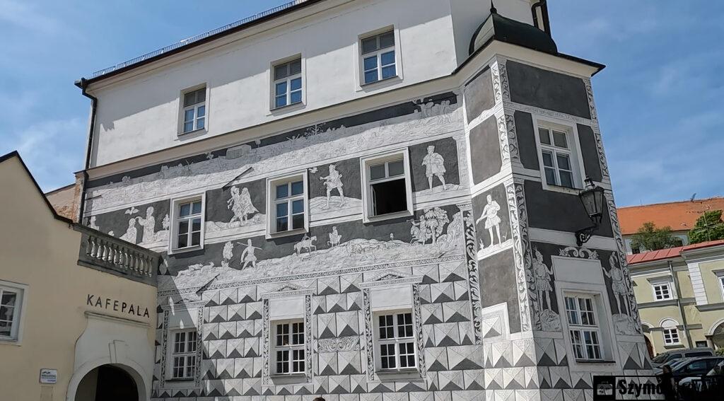 Widok na Mikulov Dom Rycerzy z dekoracją sgraffito z ulicy