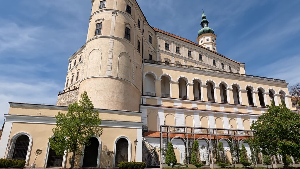 widok ogrodu mikulowskiego w górę