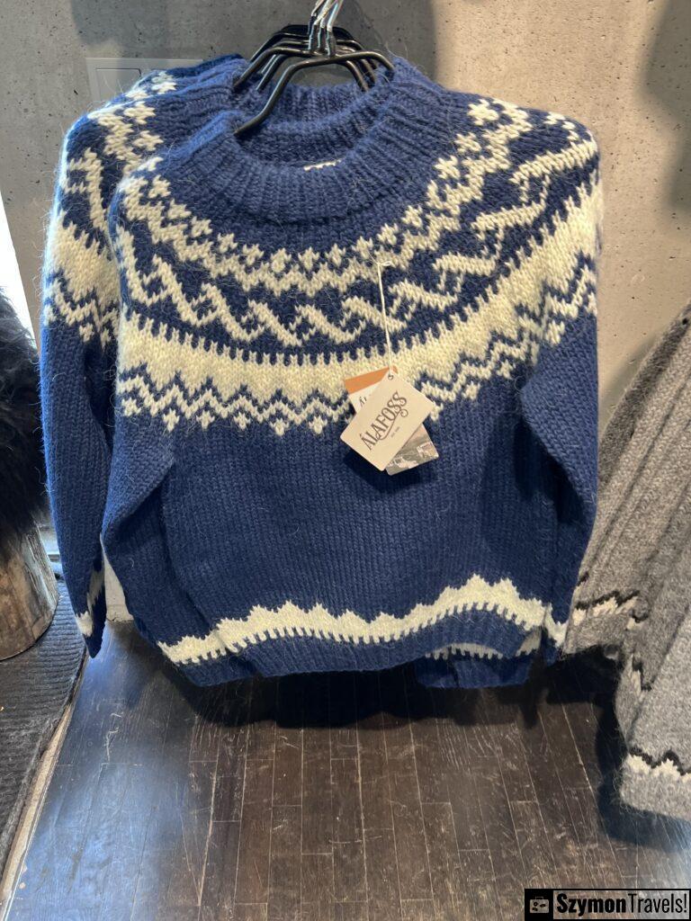 Niebieski islandzki sweter