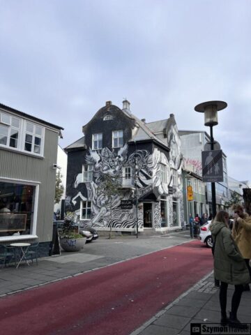 Czerwona ulica w Reykjavík Czerwona ulica w Reykjavík