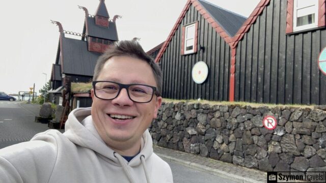Szymon na tle Hotelu Viking w Reykjavíku Szymon na tle Hotelu Viking w Reykjavíku