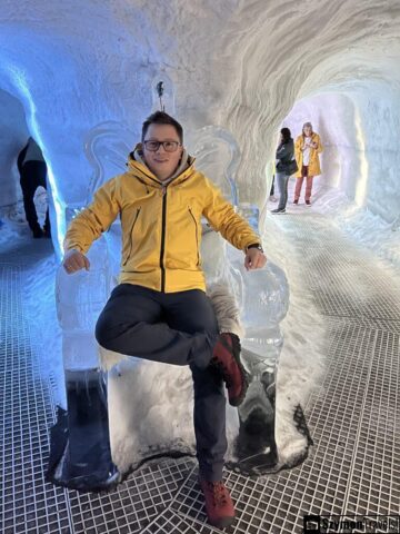 Szymon w lodowej jaskini w Perlan w Reykjavíku Szymon w lodowej jaskini w Perlan w Reykjavíku