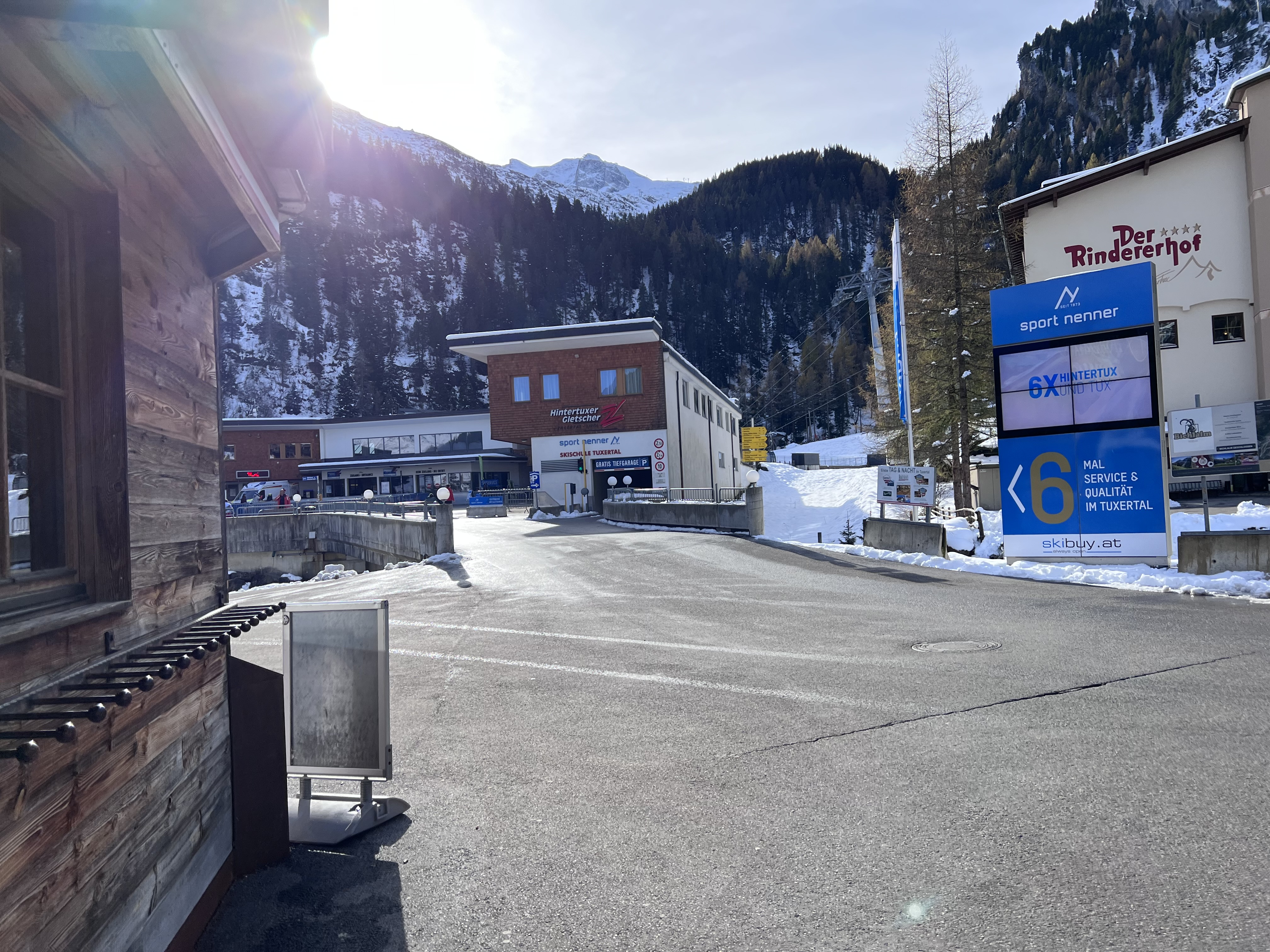 Dolna stacja Hintertuxer Gletscher Dolna stacja kolejki Hintertuxer Gletscher w Tyrolu z hotelem Der Rindererhof, wypożyczalnią Sport Nenner i zimowym krajobrazem