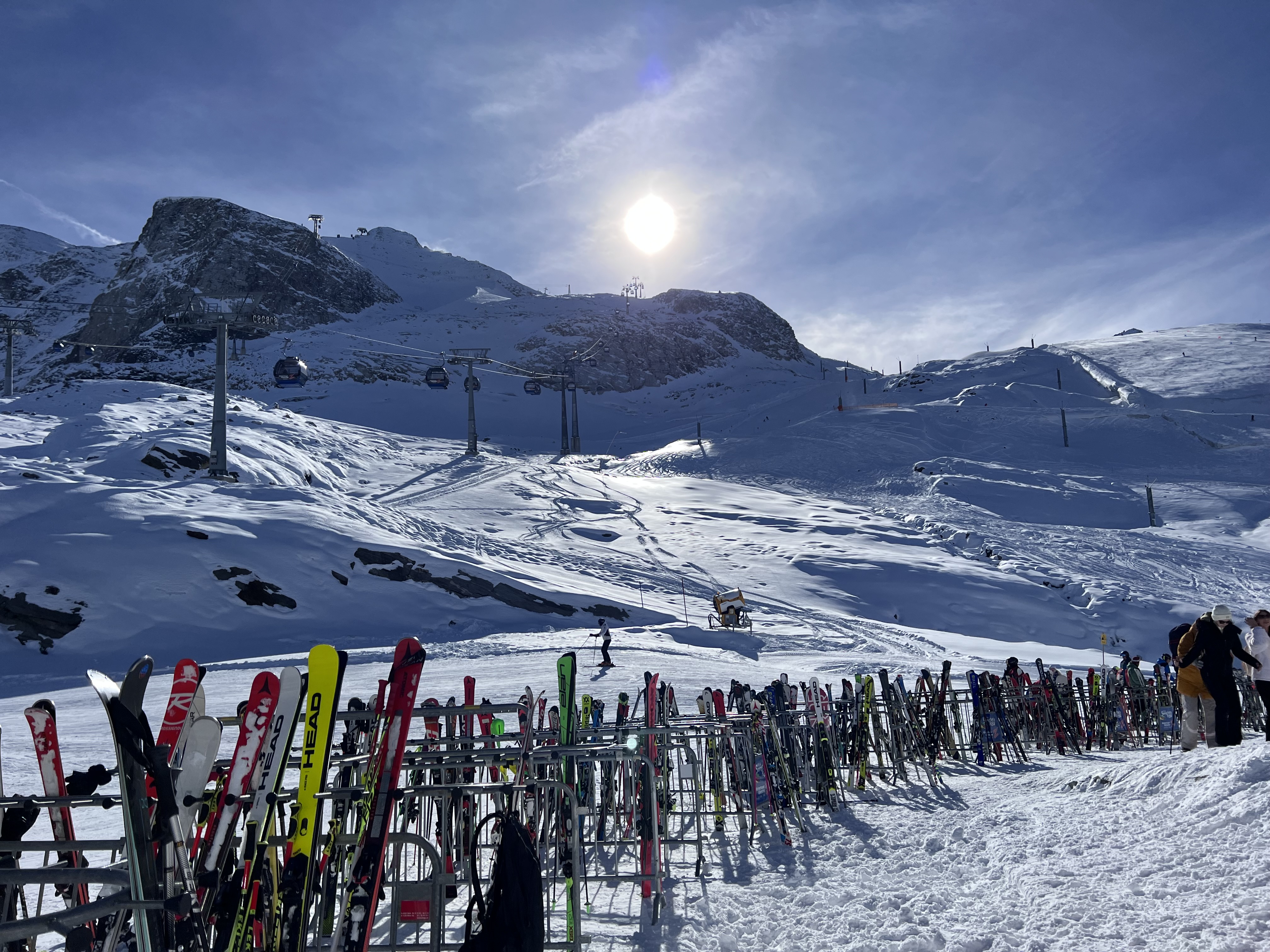 Narty na stoku w rejonie Hintertuxer Gletscher Stojaki z nartami na ośnieżonym stoku w rejonie Hintertuxer Gletscher przy mocnym zimowym słońcu