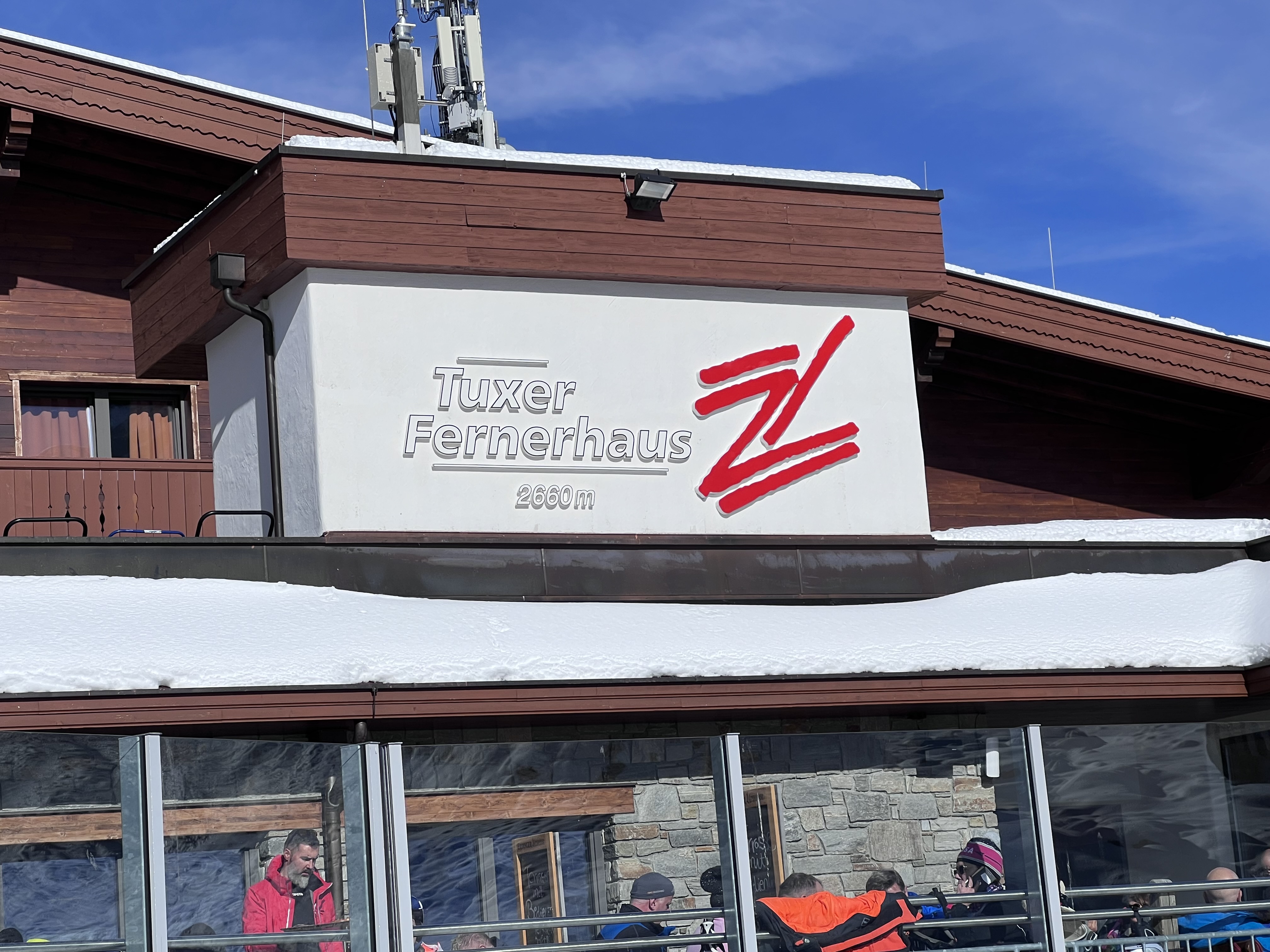 Tuxer Fernerhaus 2660 m na lodowcu Hintertux Budynek Tuxer Fernerhaus na wysokości 2660 metrów na lodowcu Hintertux w słoneczny zimowy dzień