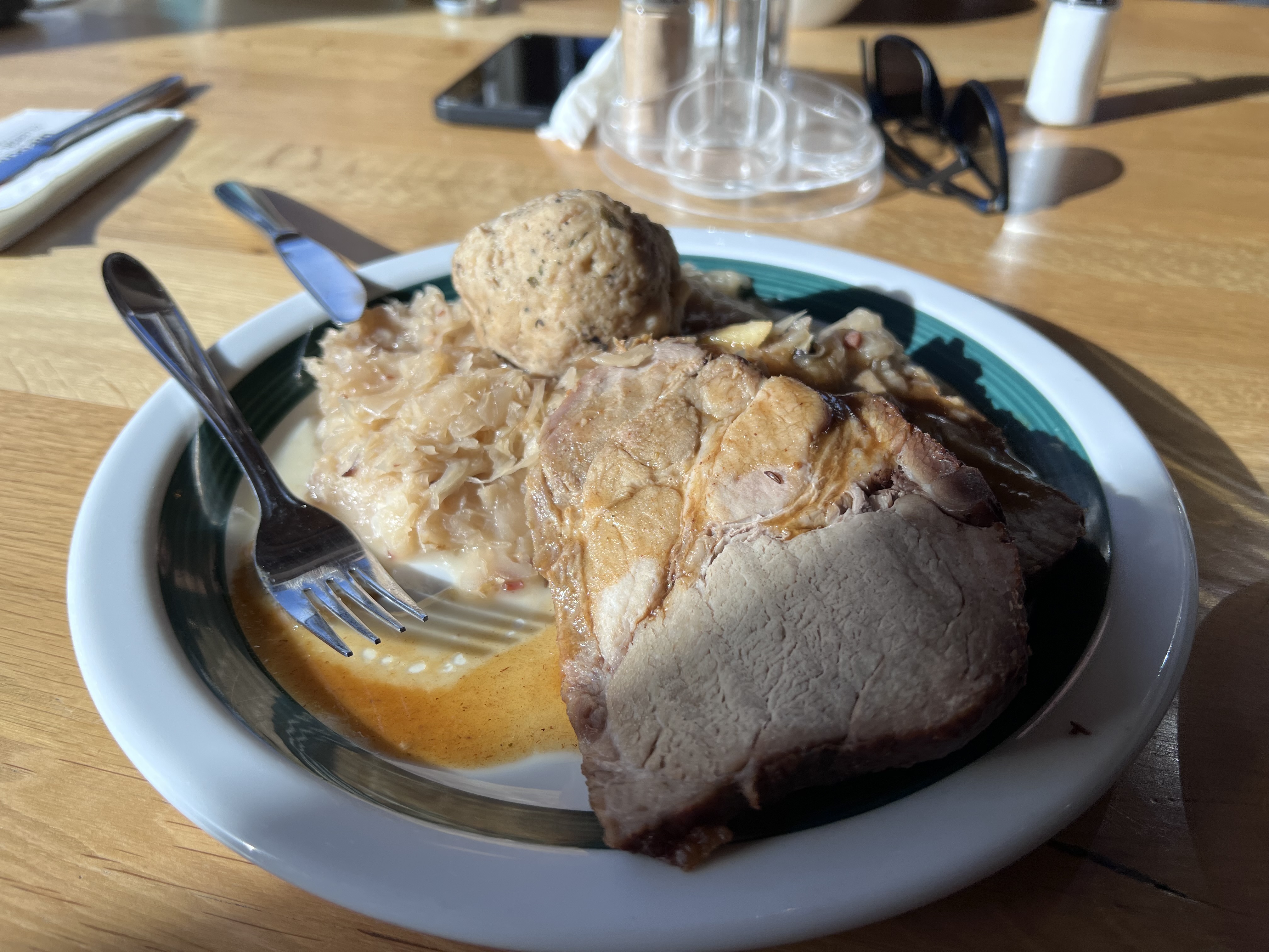 Schweinebraten na stoku w Tyrolu Schweinebraten w górskiej restauracji w Tyrolu podany z kapustą, sosem i knedlem