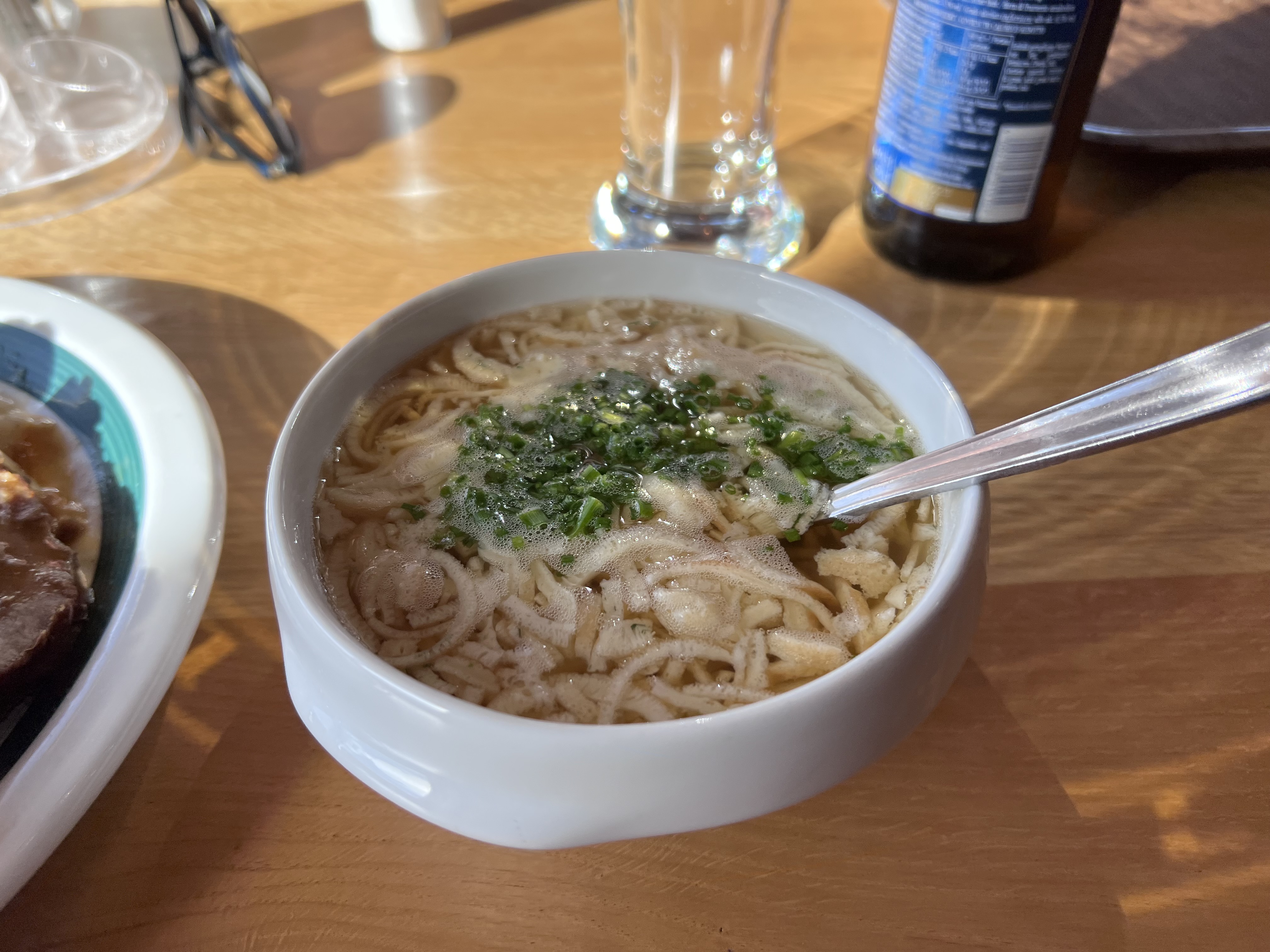Frittatensuppe na stoku w Tyrolu Frittatensuppe w górskiej restauracji w Tyrolu, czyli rosół z pokrojonym naleśnikiem i szczypiorkiem