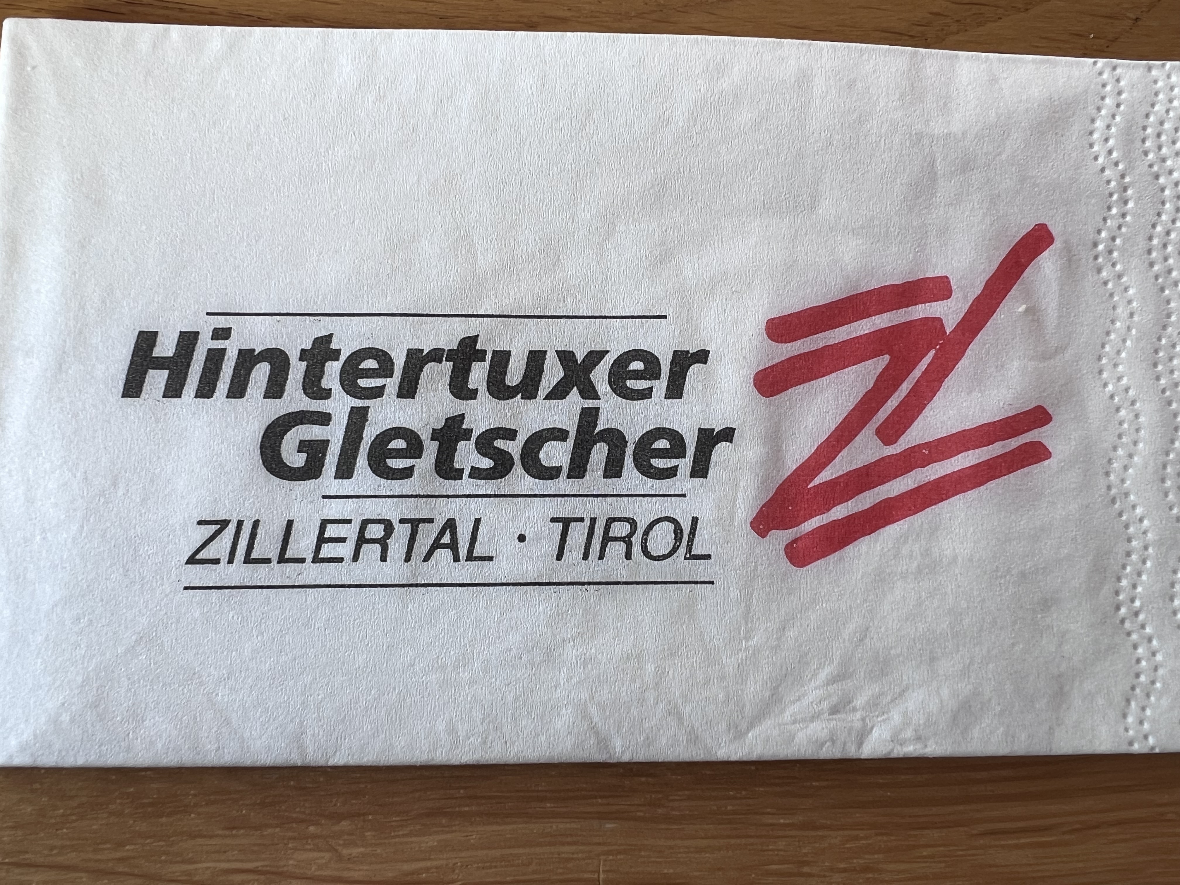 Serwetka Hintertuxer Gletscher Serwetka z logo Hintertuxer Gletscher Zillertal Tirol na drewnianym stole