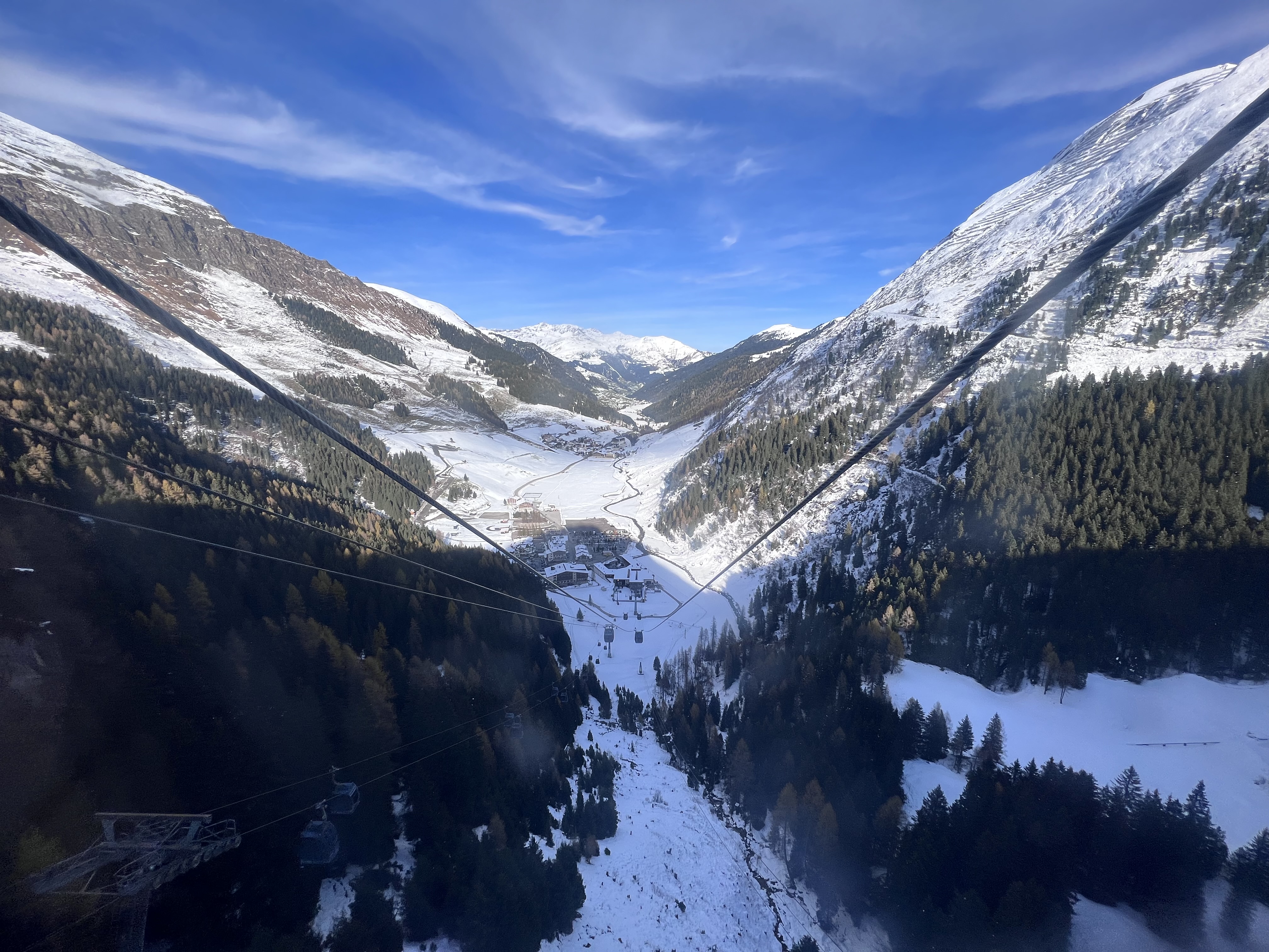 Widok z gondoli w Ski Zillertal 3000 Widok z gondoli na zimową dolinę w rejonie Hintertux i Zillertal 3000 z lasami, śniegiem i wysokimi górami